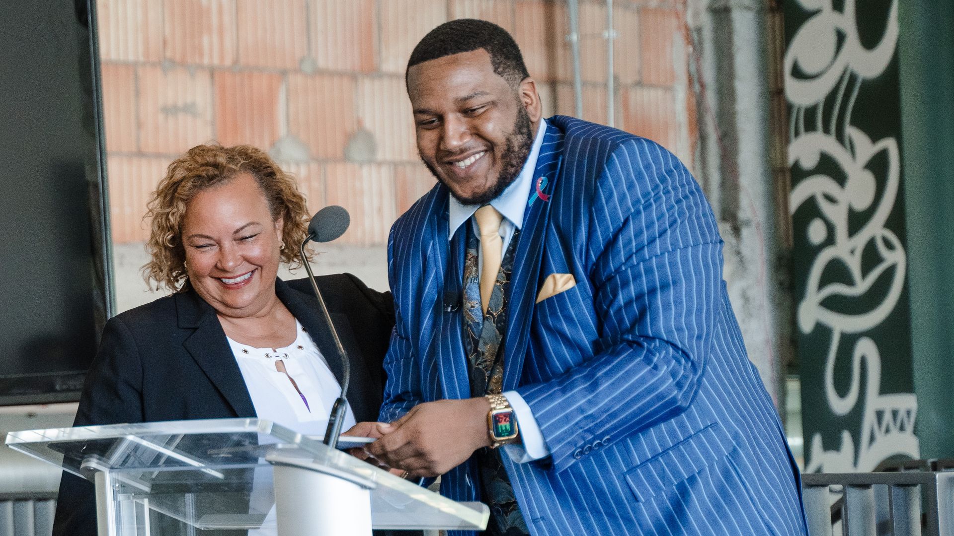 Lisa Jackson, Apple’s VP of environment, policy and social initiatives and Mario Crippen, a graduate.