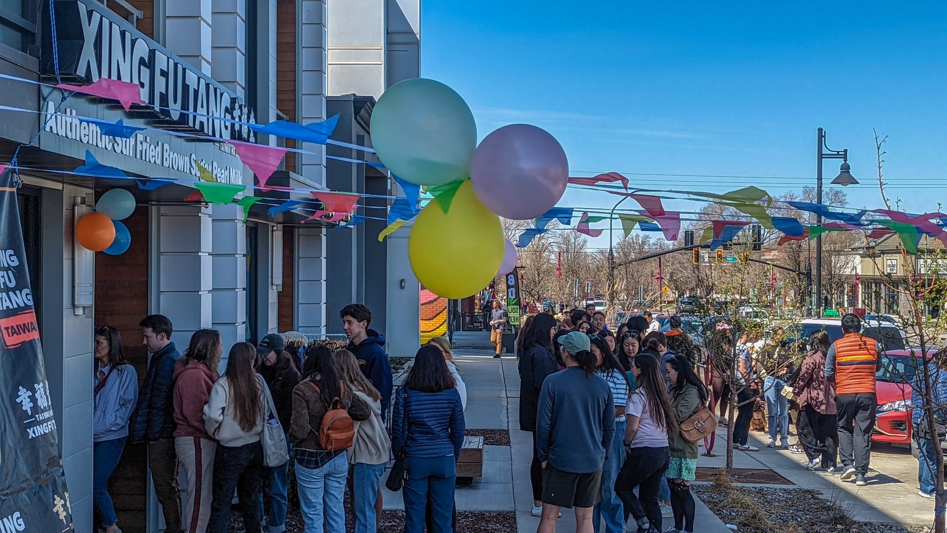 A crowd waits outside Xing Fu Tang boba shop at 9th and 9th. Photo: Erin Alberty/Axios