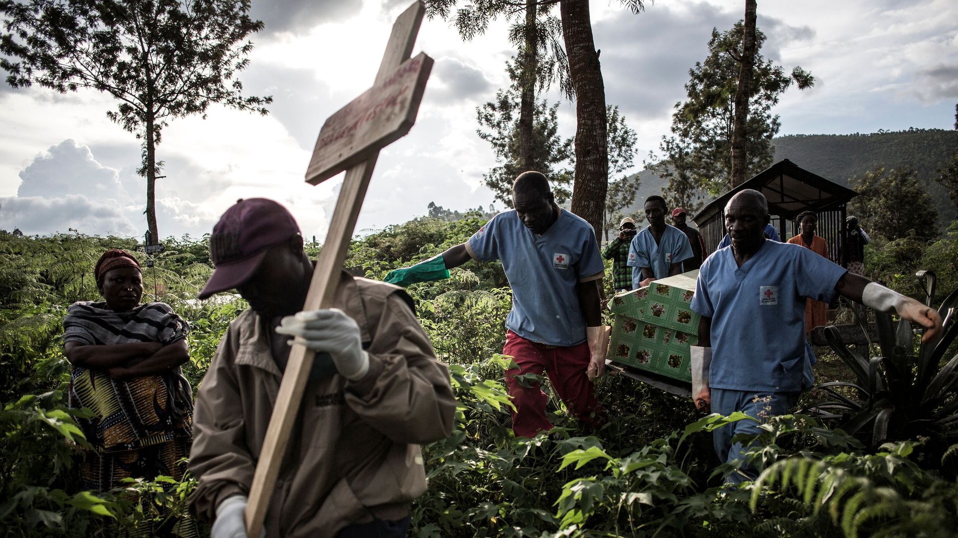 Photo of Congolese carrying an Ebola victim in a coffin