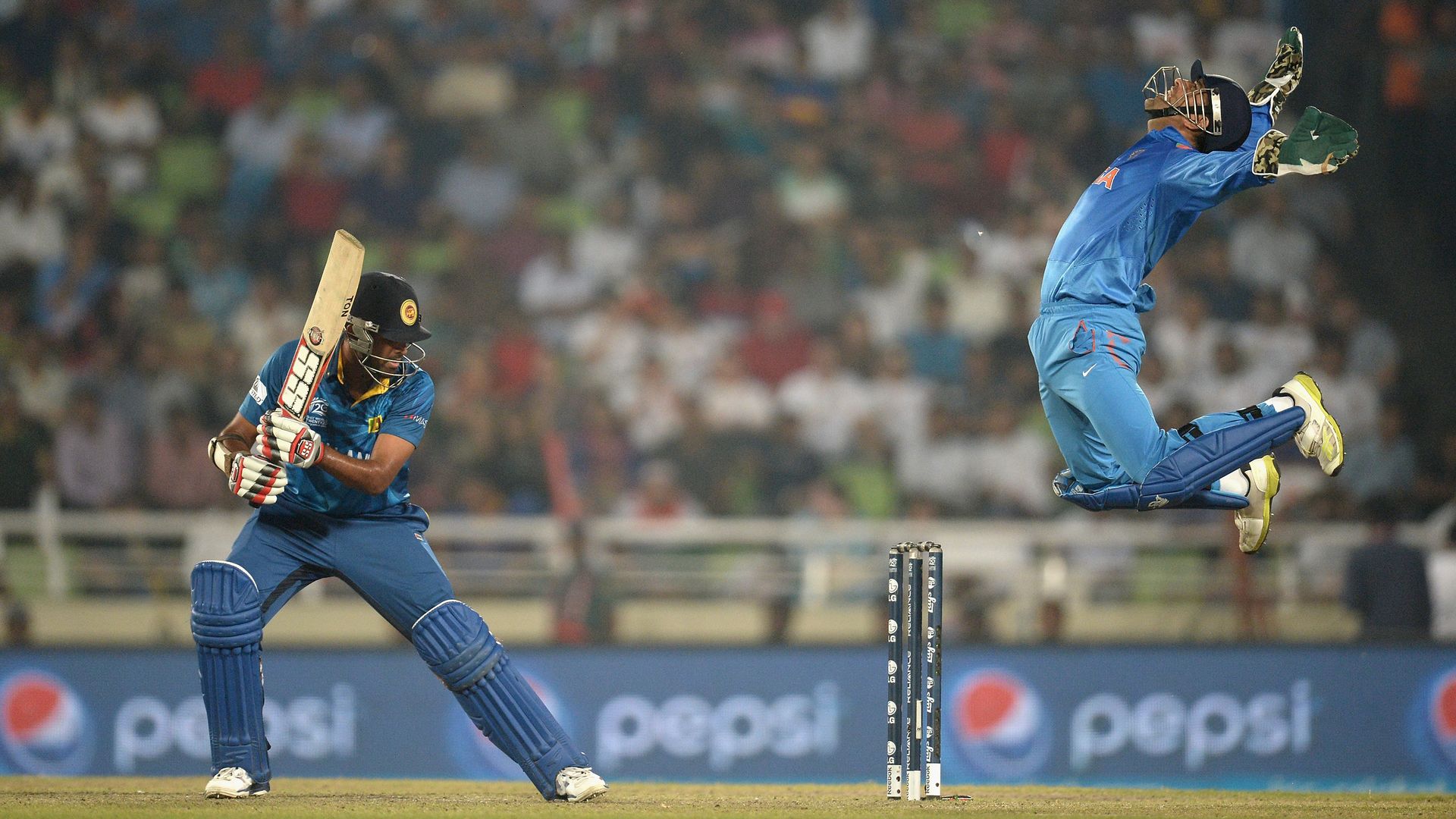 cricket player dhoni celebrating