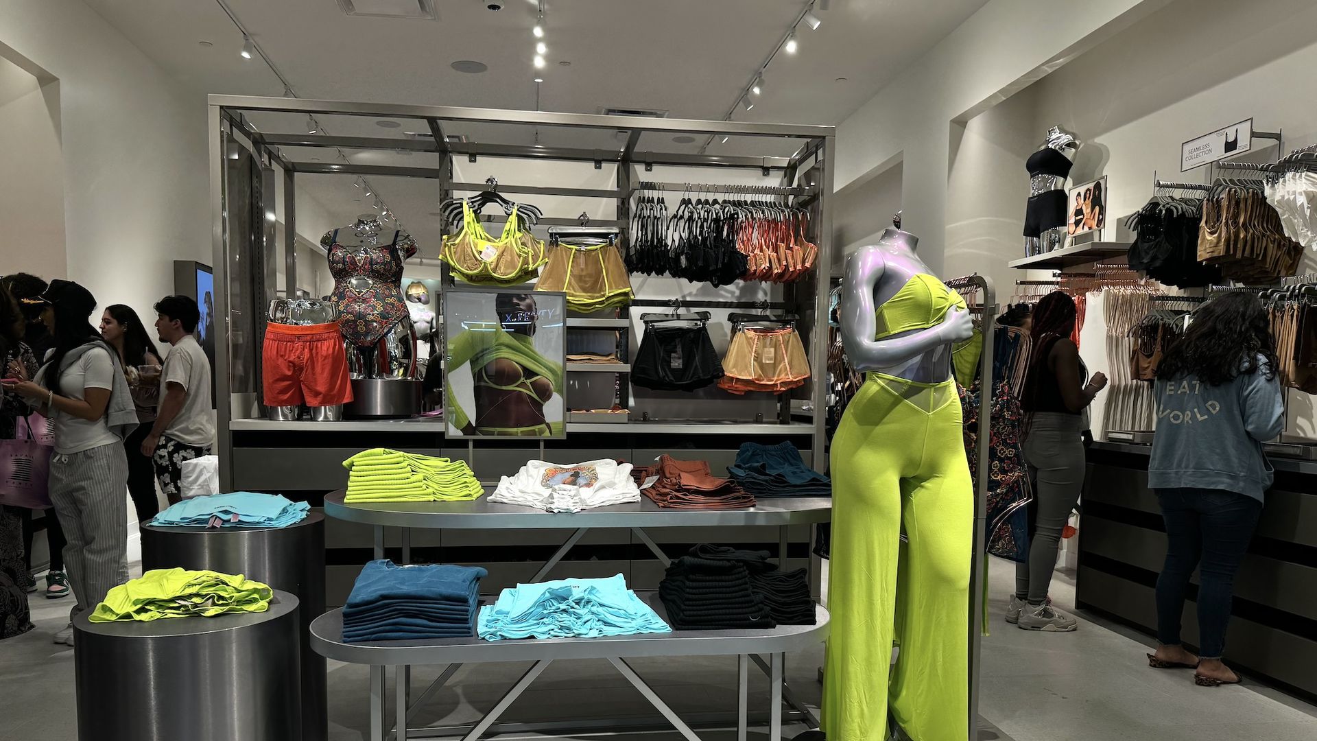 Rihanna's Savage X Fenty's first Chicago store opens Axios Chicago