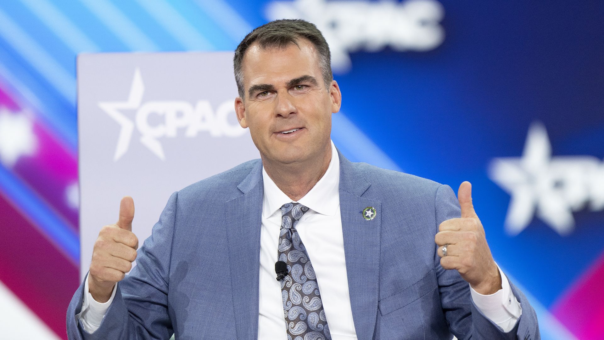 governor pointing thumbs up