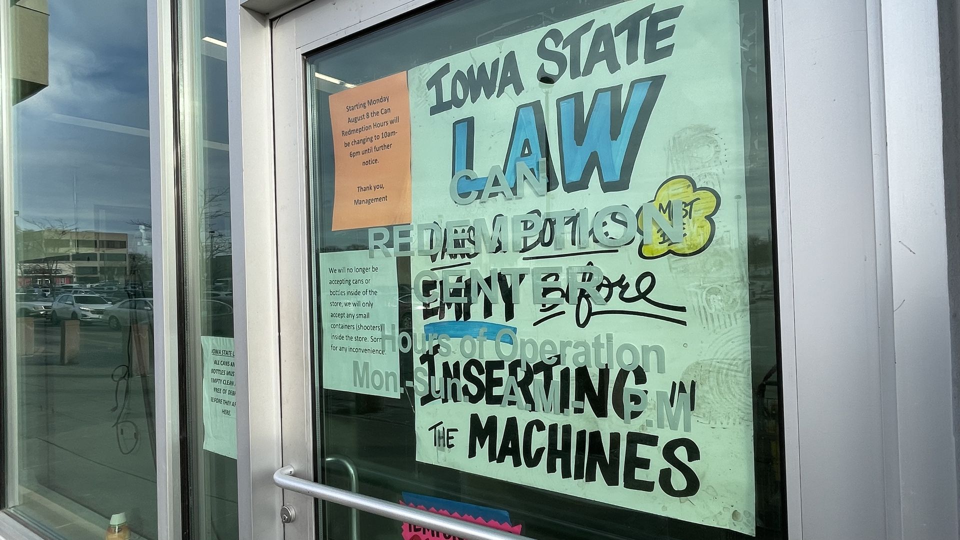 A photo of a Hy-Vee bottle sign.