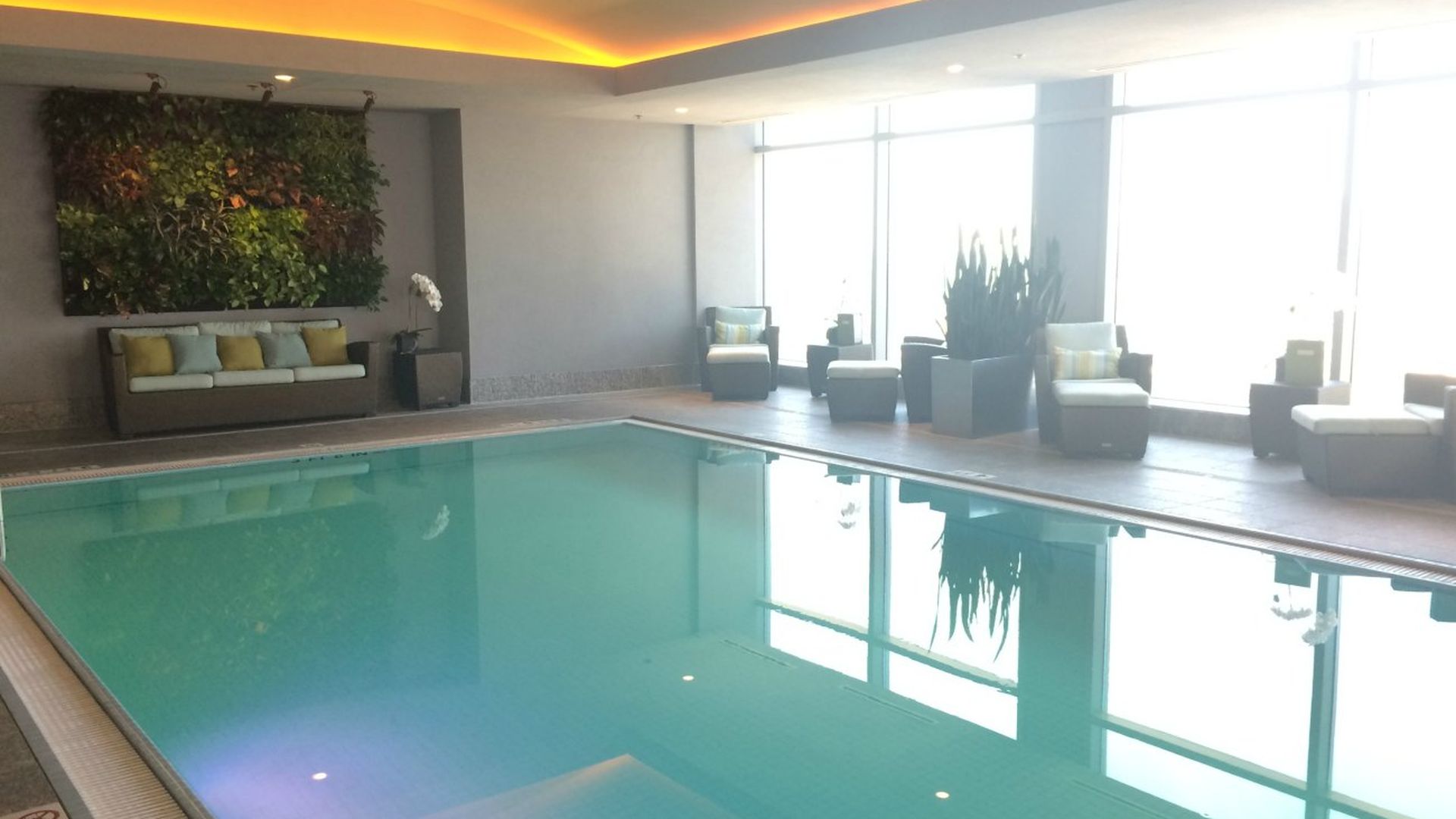 Ritz Charlotte Aqua Lounge