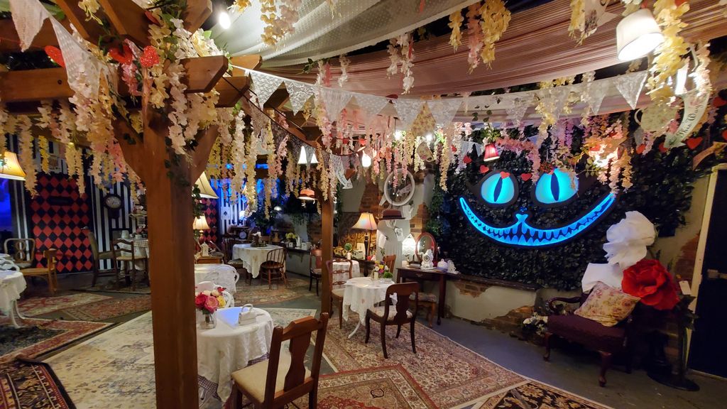 Our review Columbus, Ohio's Alice in Wonderland cocktail experience