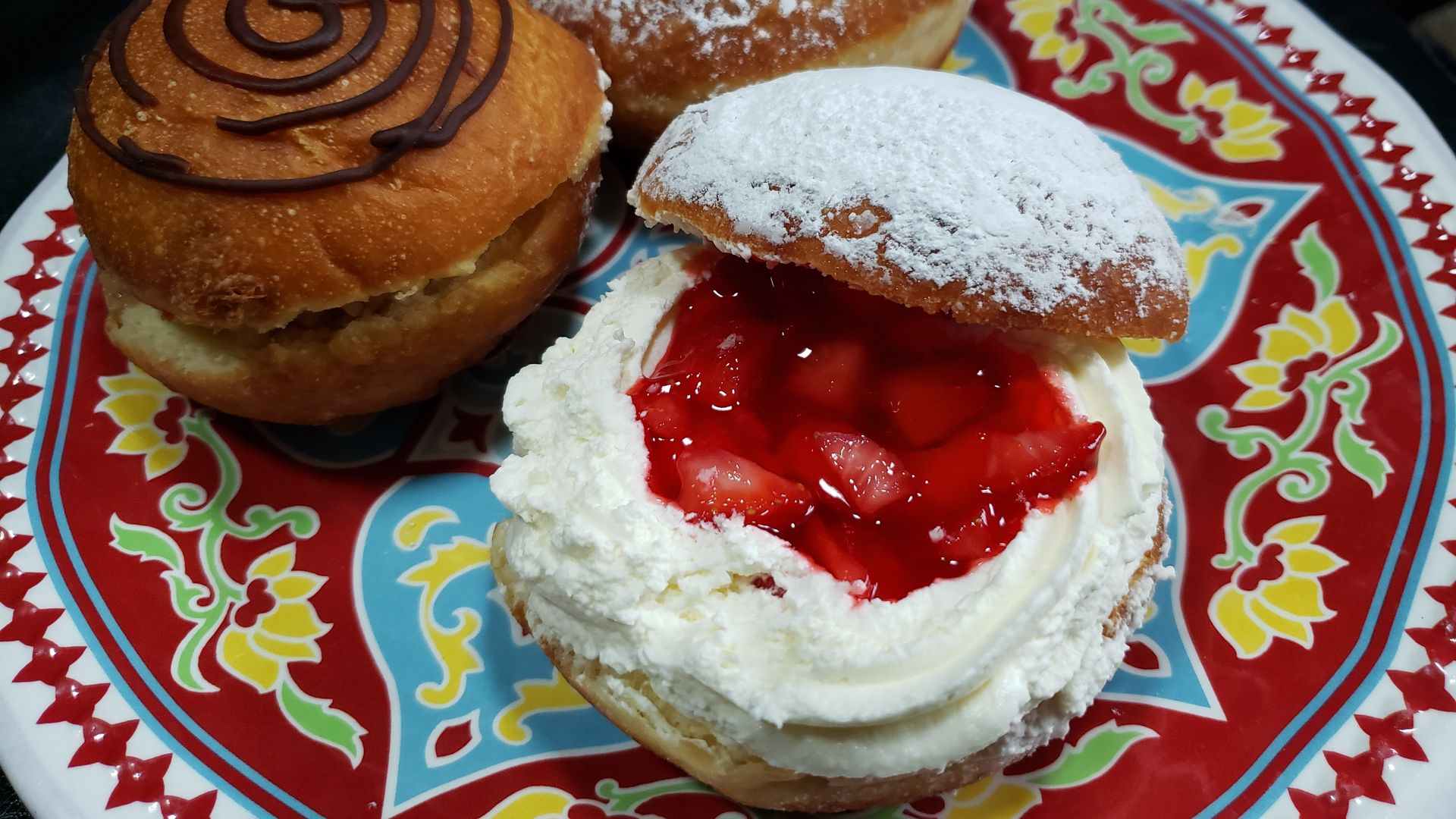 Photo of paczkis on a plate. 