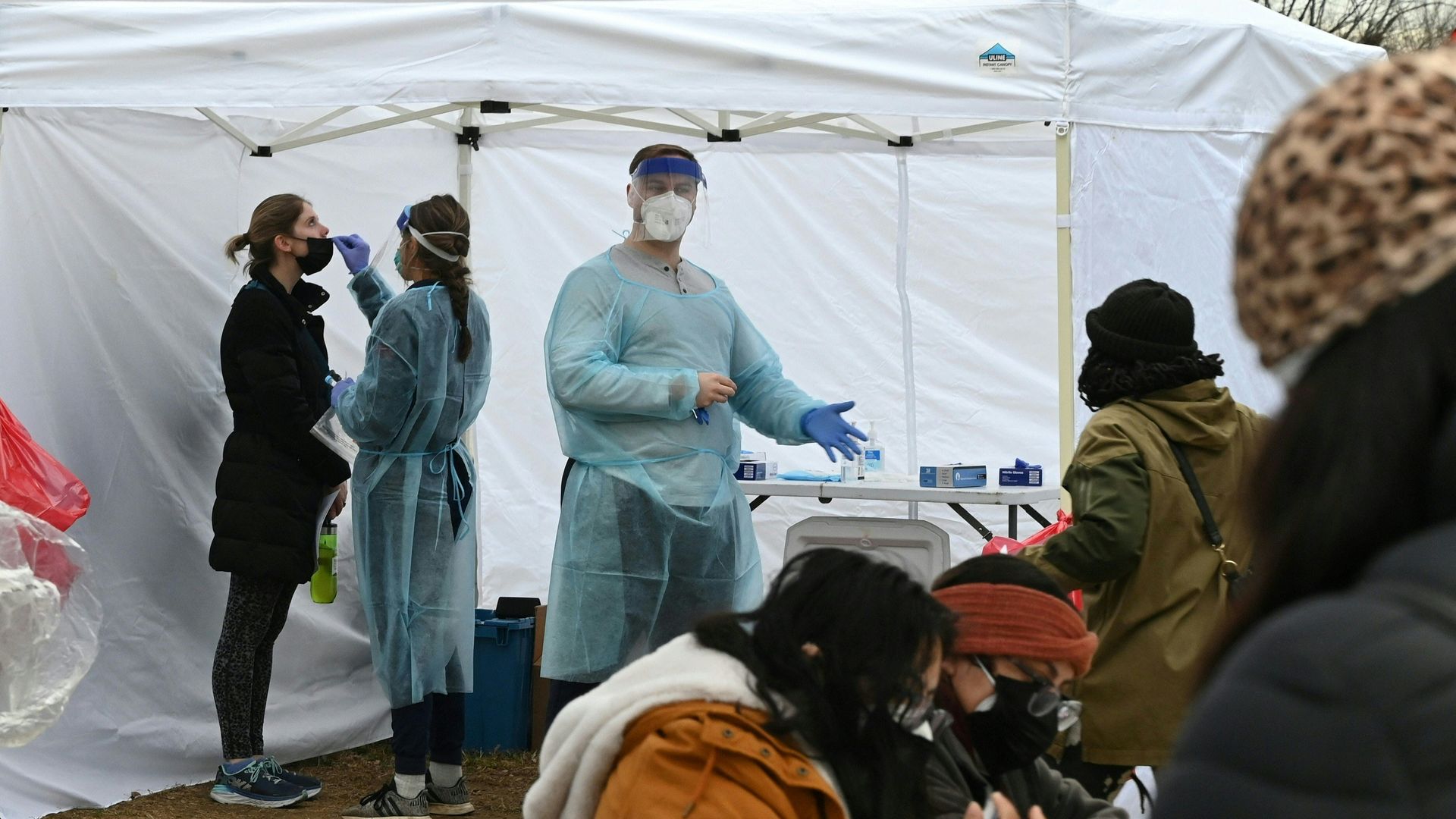 People get covid-19 tests