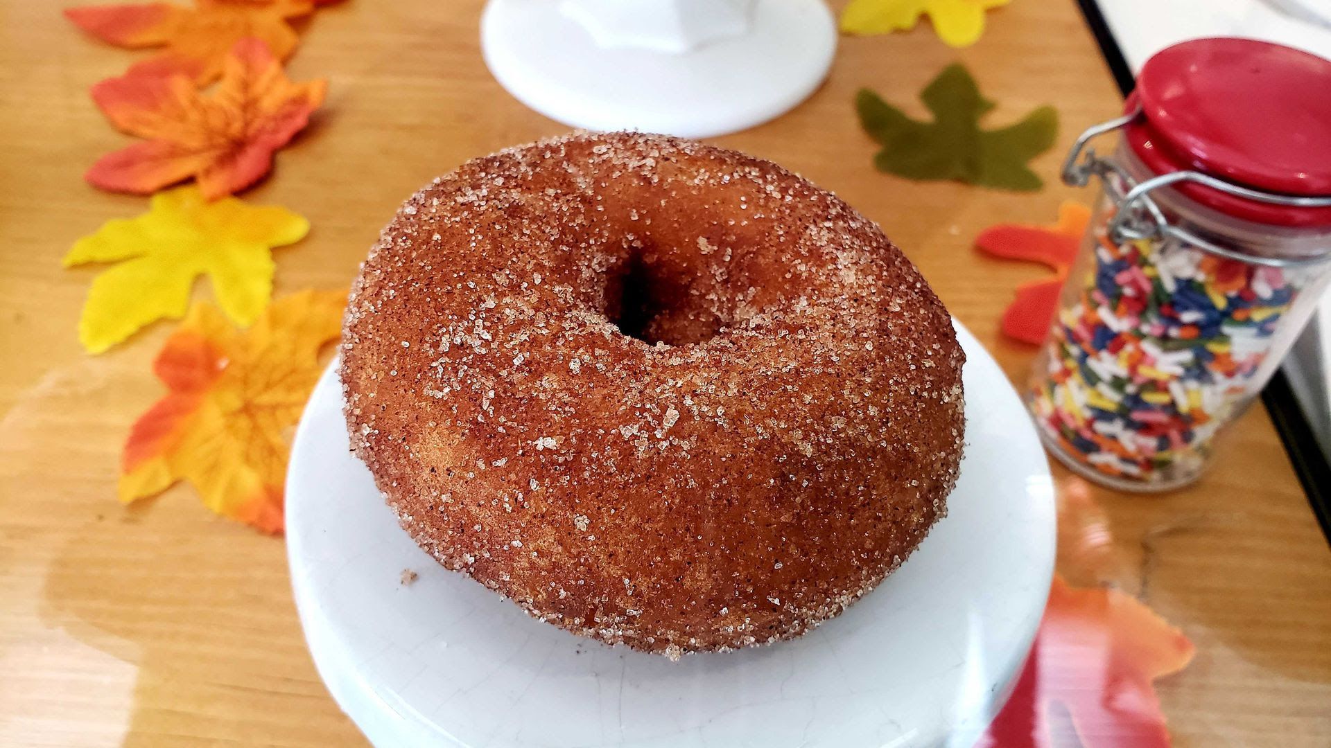 Apple cider doughnut at Dip and Sip Donuts. Photo: Monica Eng/Axios