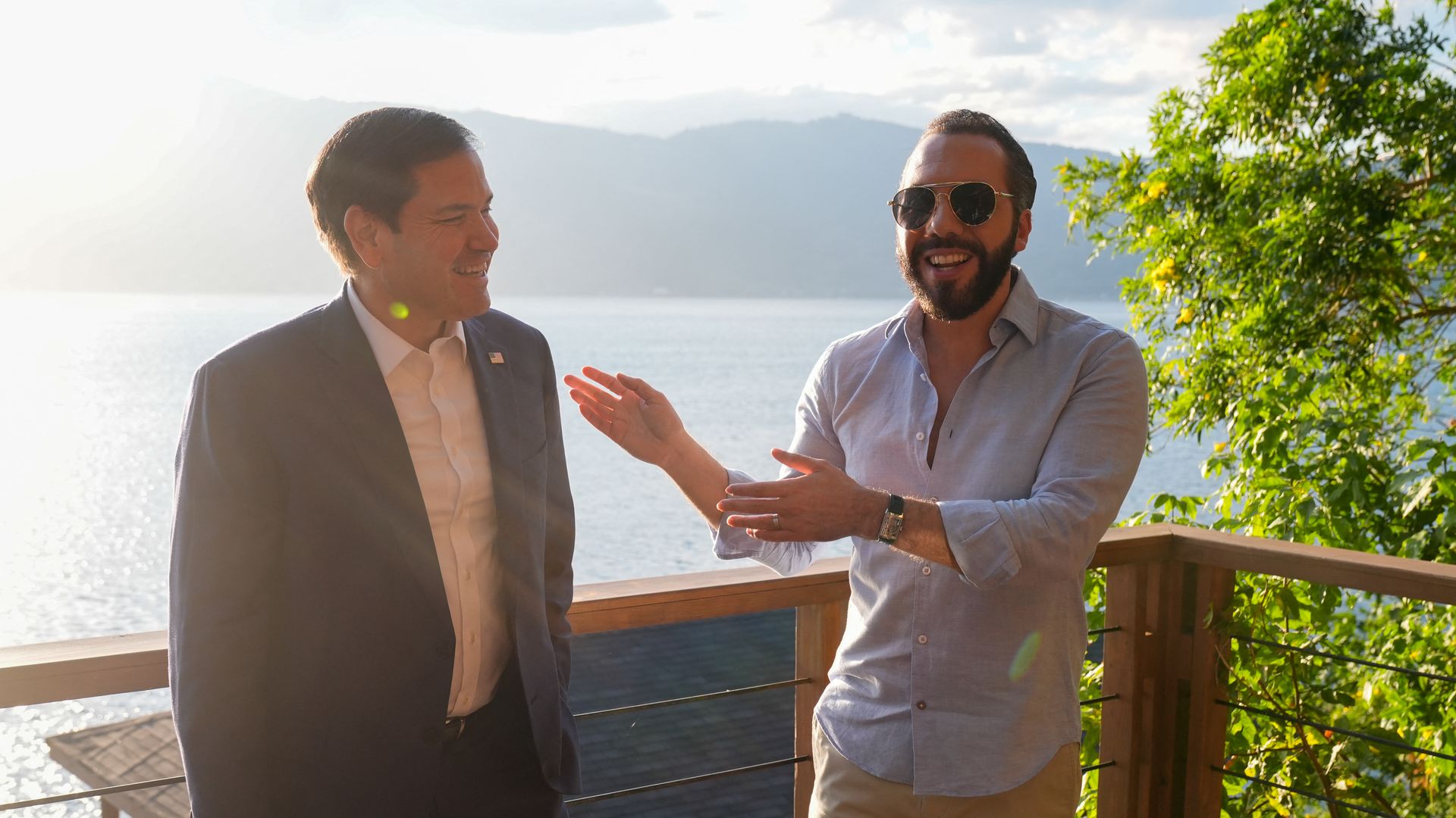 El Secretario de Estado Marco Rubio (izq.) se reúne con el Presidente de El Salvador, Nayib Bukele, en su residencia en el lago de Coatepeque en el municipio de El Congo, El Salvador, el 3 de febrero de 2025.