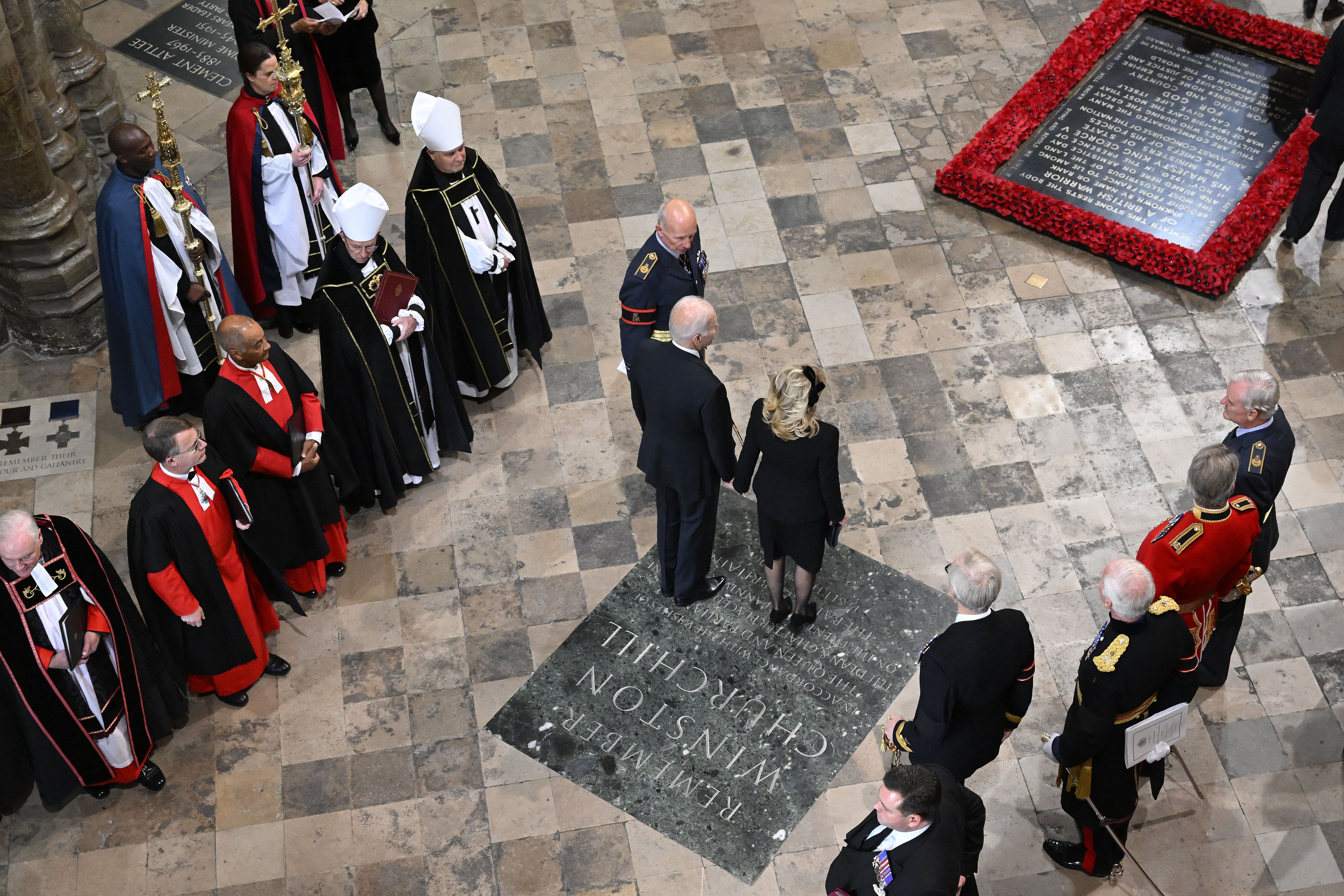 Похоронен на английском. Могила королевы Елизаветы 2. Похороны королевы Елизаветы 2022. Вестминстерское аббатство похороны.