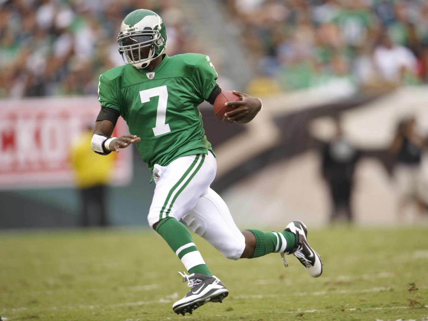 Philadelphians show out for Eagles' throwback kelly green jerseys