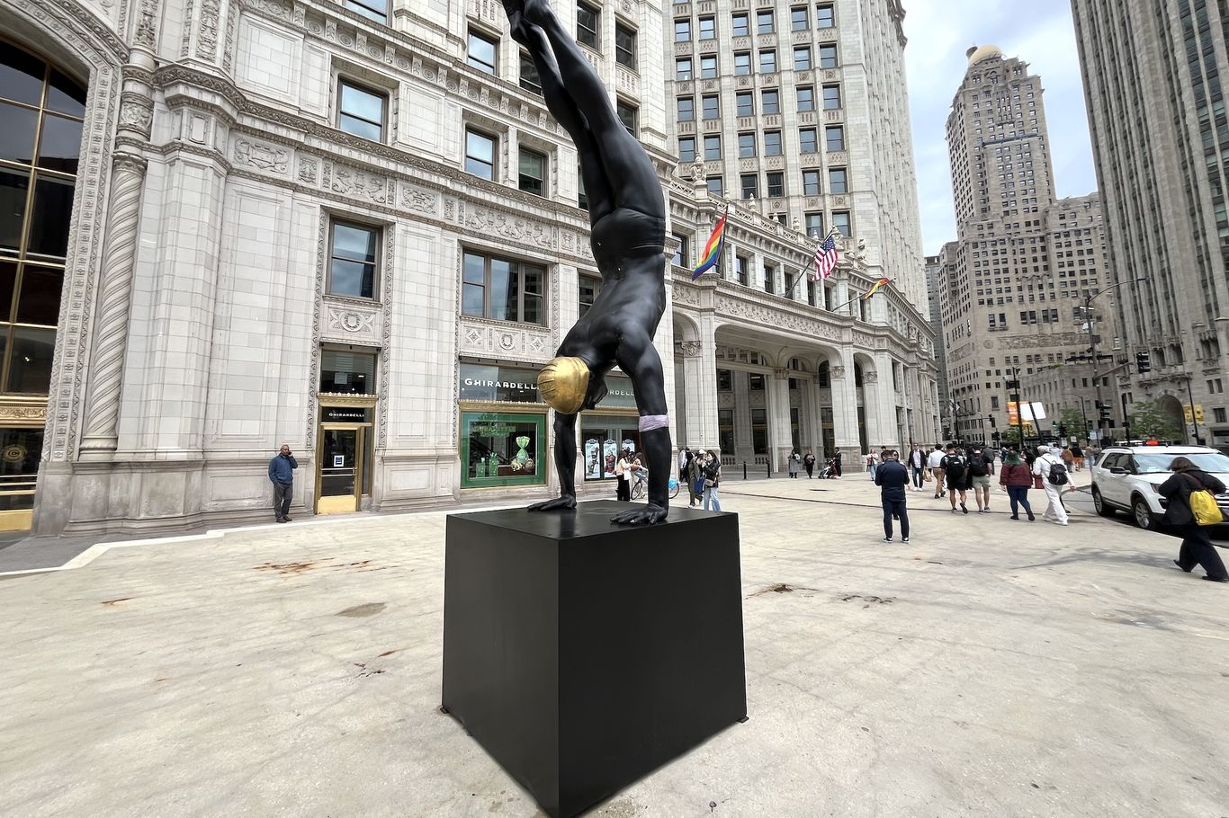 KingRayコーラル　フランク・シャーマン　オブジェ Carole Feuerman's swimmer sculptures line Chicago's Michigan