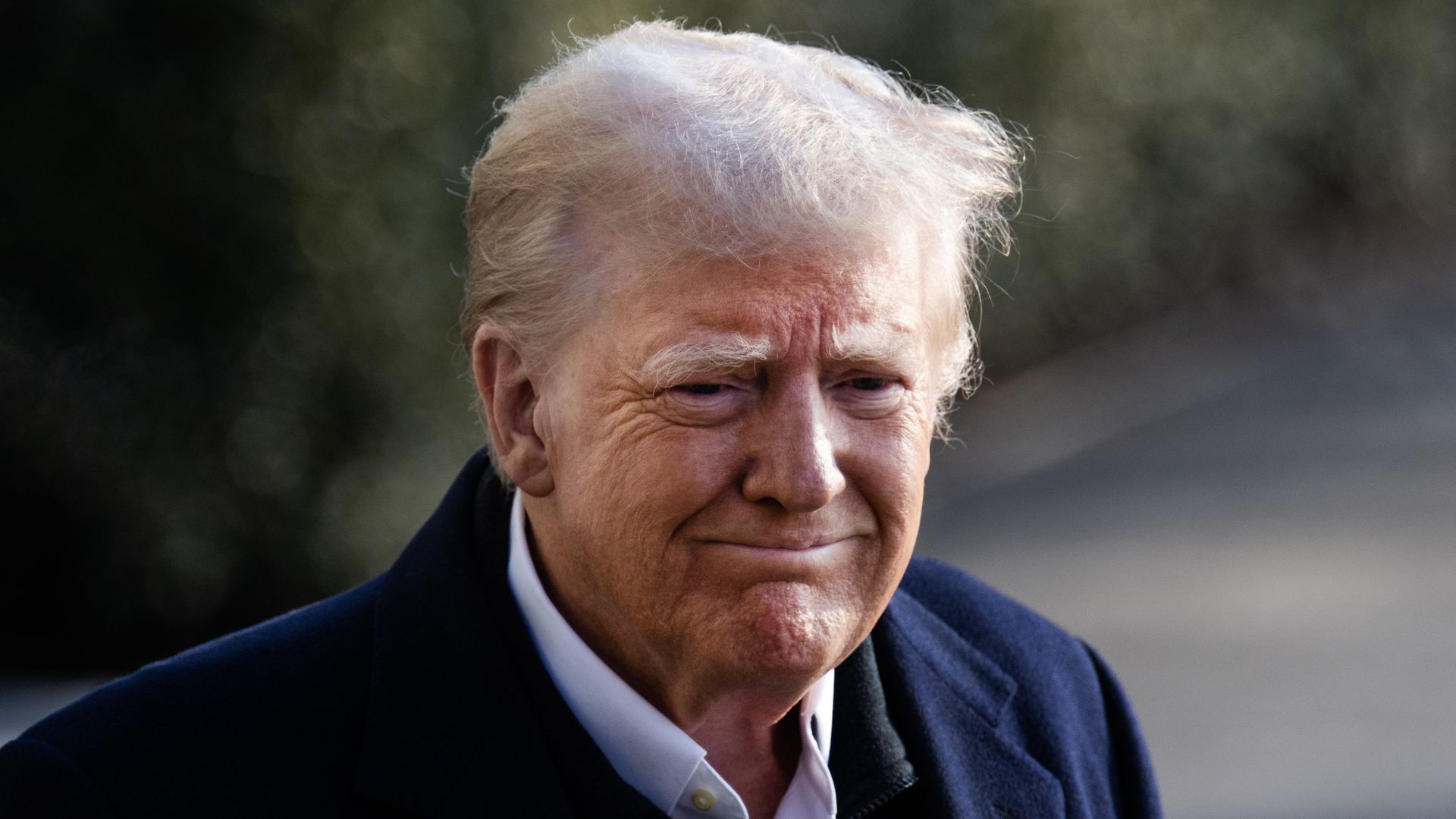 Trump habla con los periodistas en el South Lawn de la Casa Blanca antes de abordar Marine One en ruta a Carolina del Norte y California el viernes 24 de enero de 2025. (Tom Williams/CQ-Roll Call, Inc. a través de Getty Images)