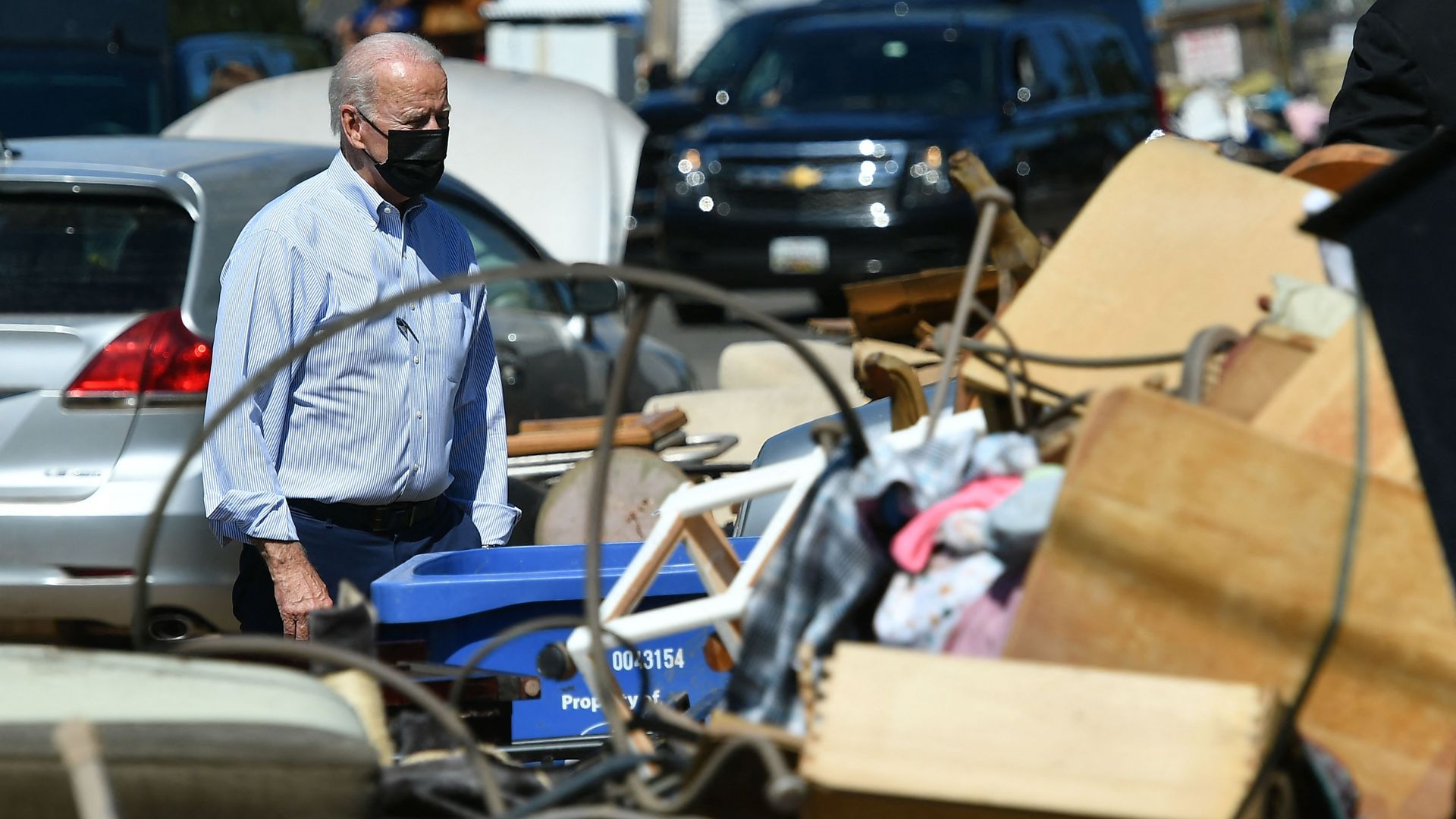 President Biden tours a neighborhood in Manville, N.J., that was hit by the remnants of Ida. Photo: Mandel Ngan/AFP via Getty Images 