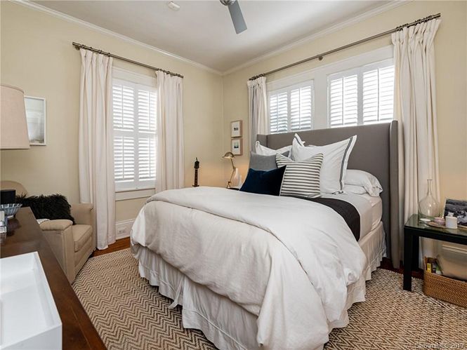 1925 E. 8th St bedroom