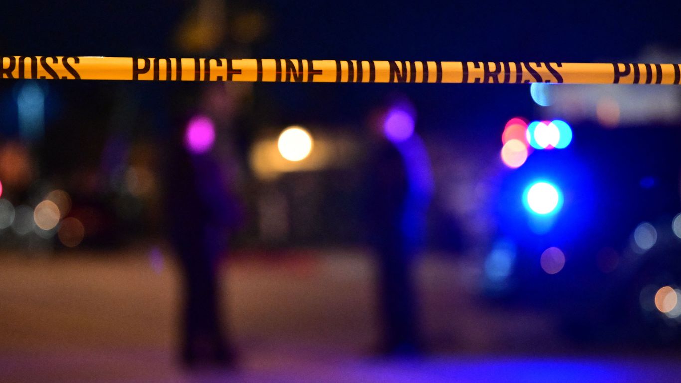 Memphis mass shooting leaves 1 dead, 10 wounded