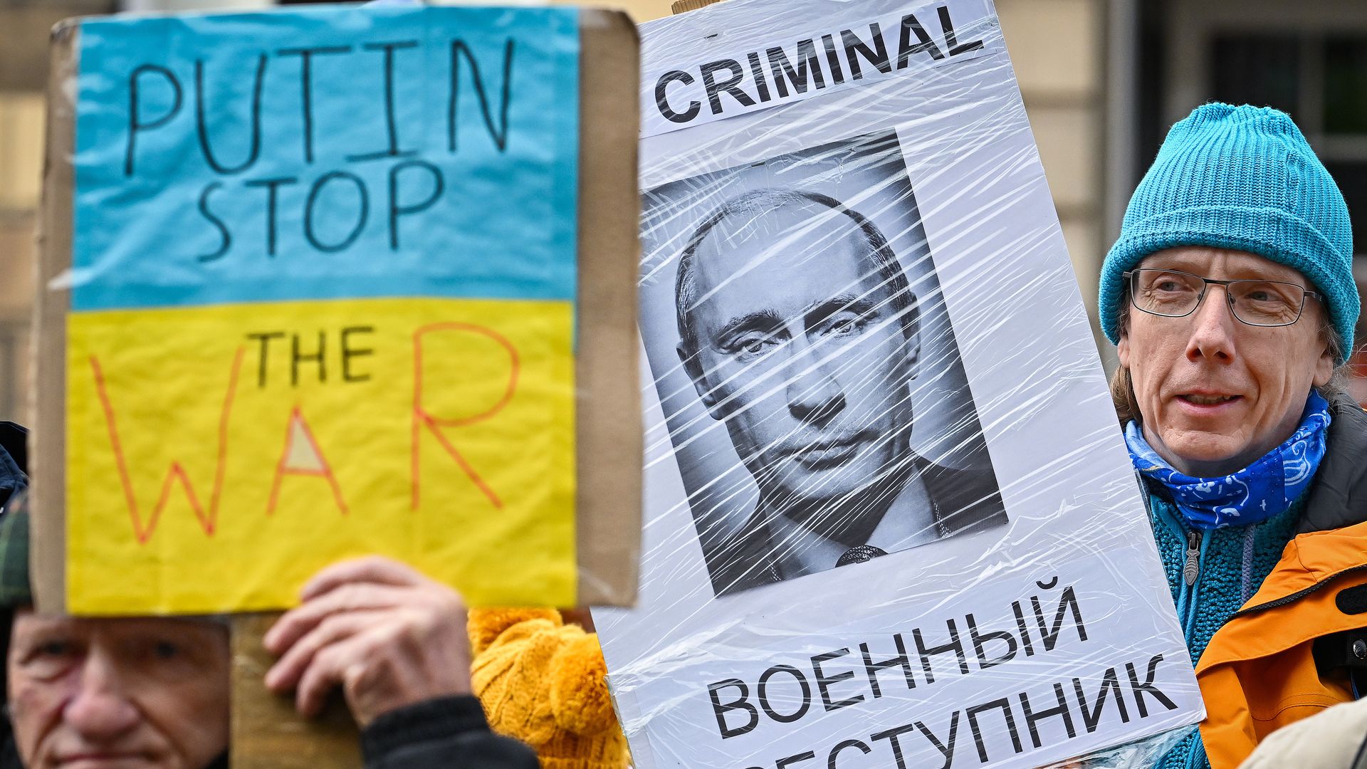 People protest Putin and the war in Ukraine.