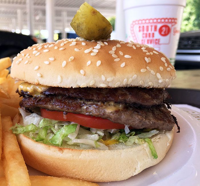 jumbo-cheeseburger-at-south-21-charlotte
