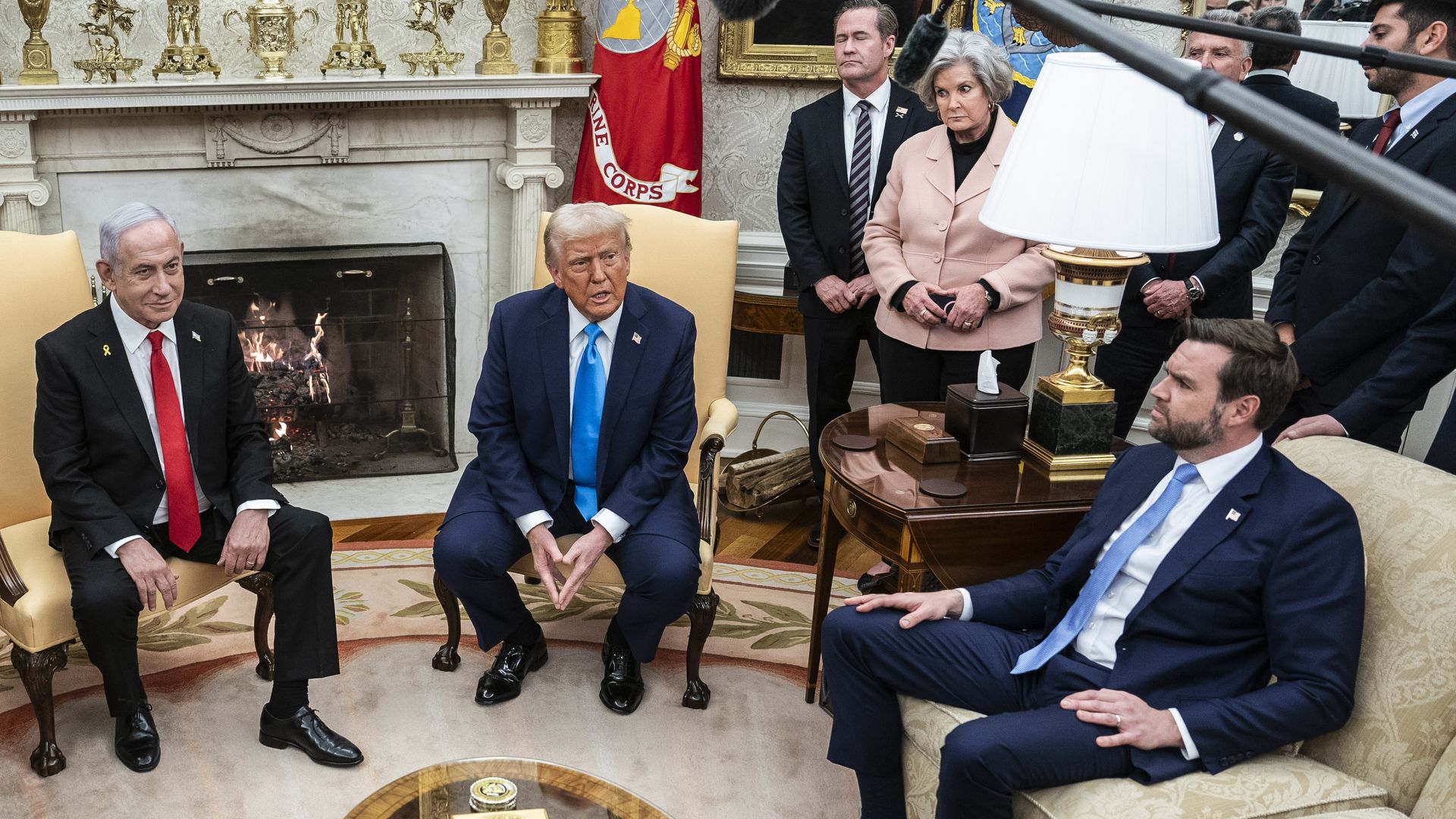 ونس (راست) در دفتر بیضی با نتانیاهو و ترامپ. عکس: Jabin Botsford/The Washington Post via Getty