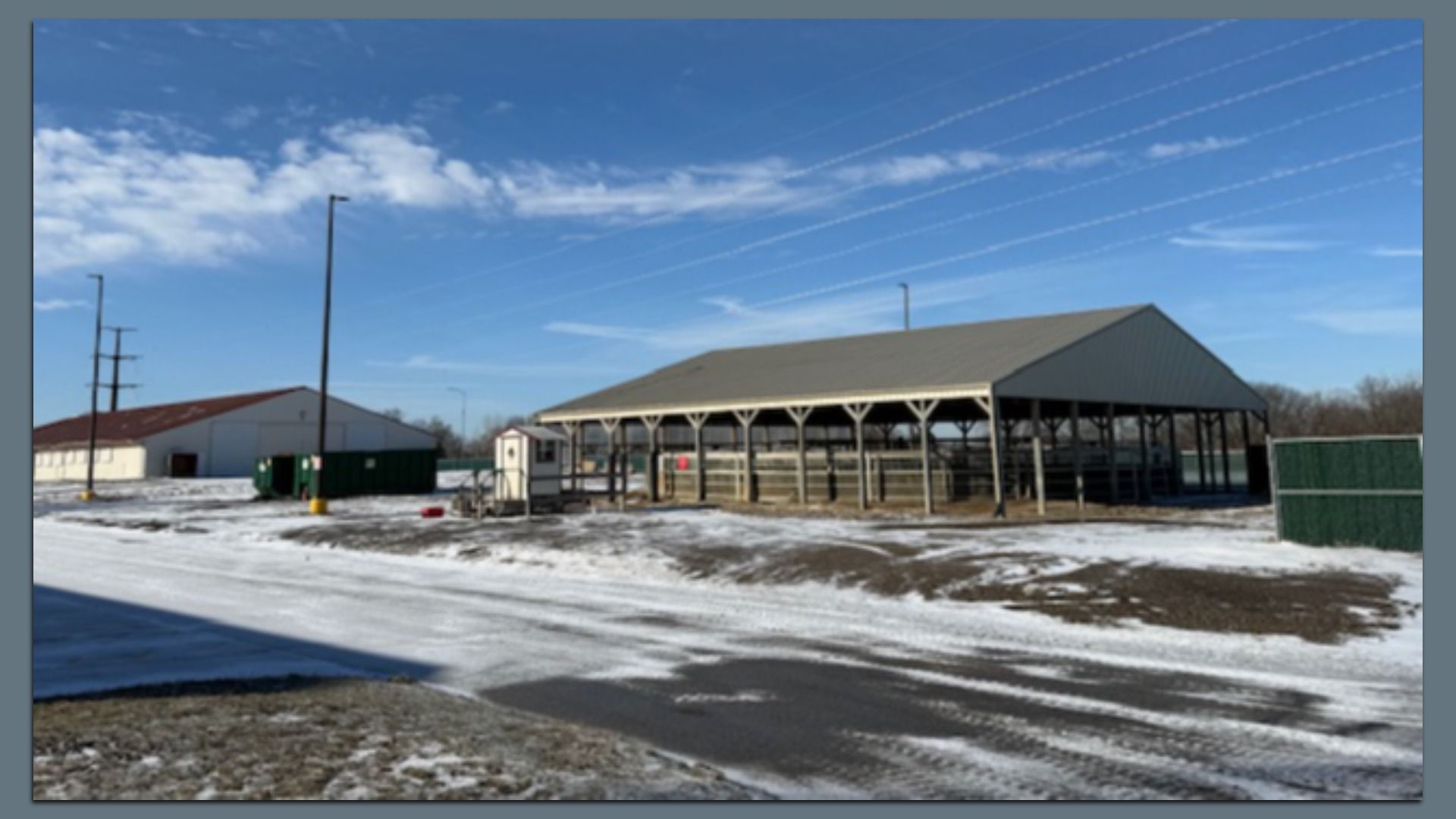 A photo of a horse barn.