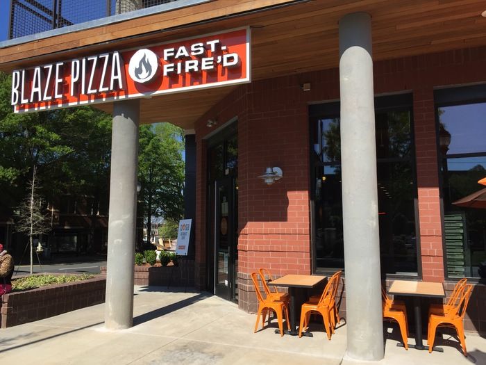 blaze_pizza_entrance