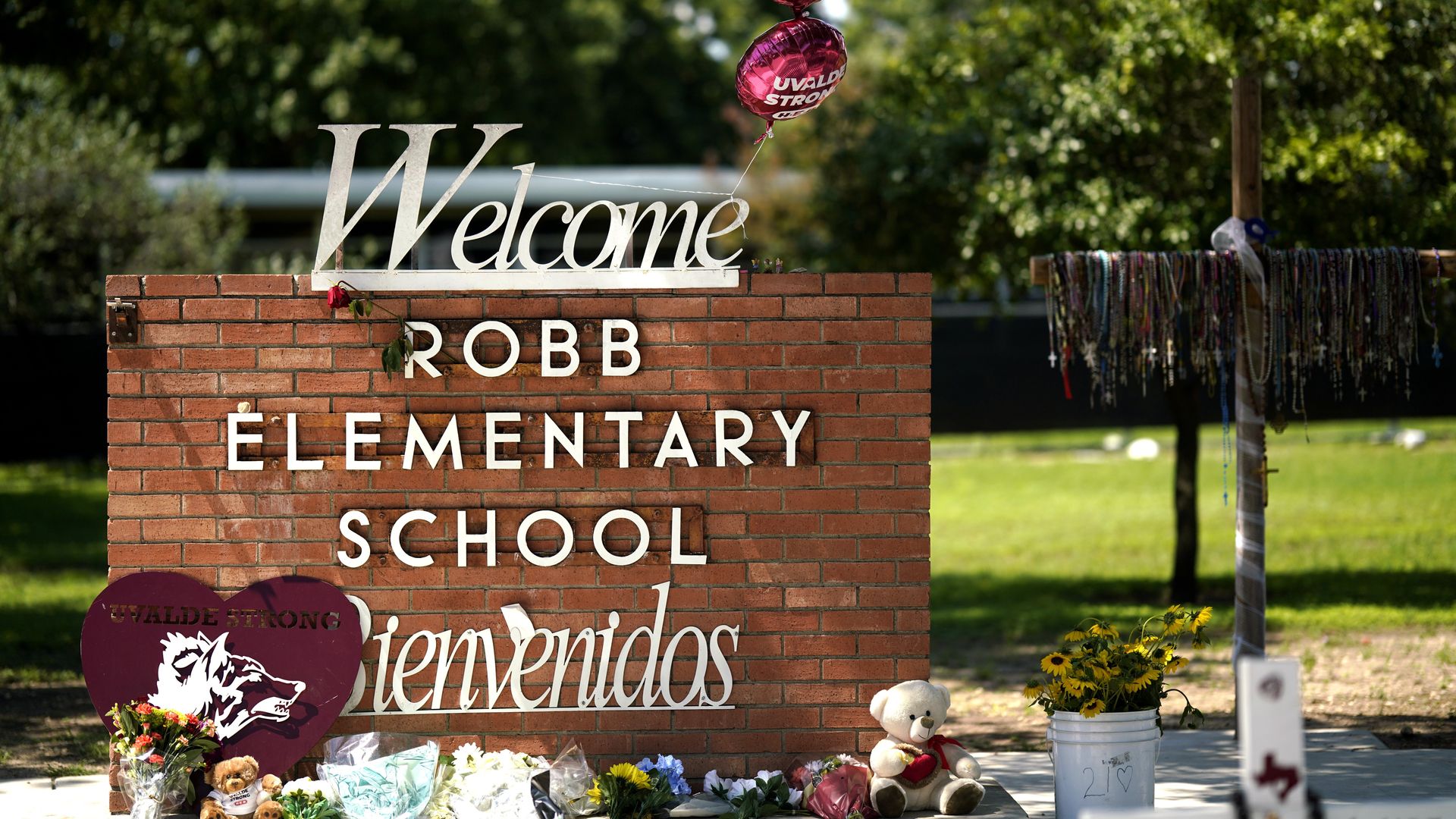 A brick marker with the words "Welcome" and "Bienvenidos" to Robb Elementary School.