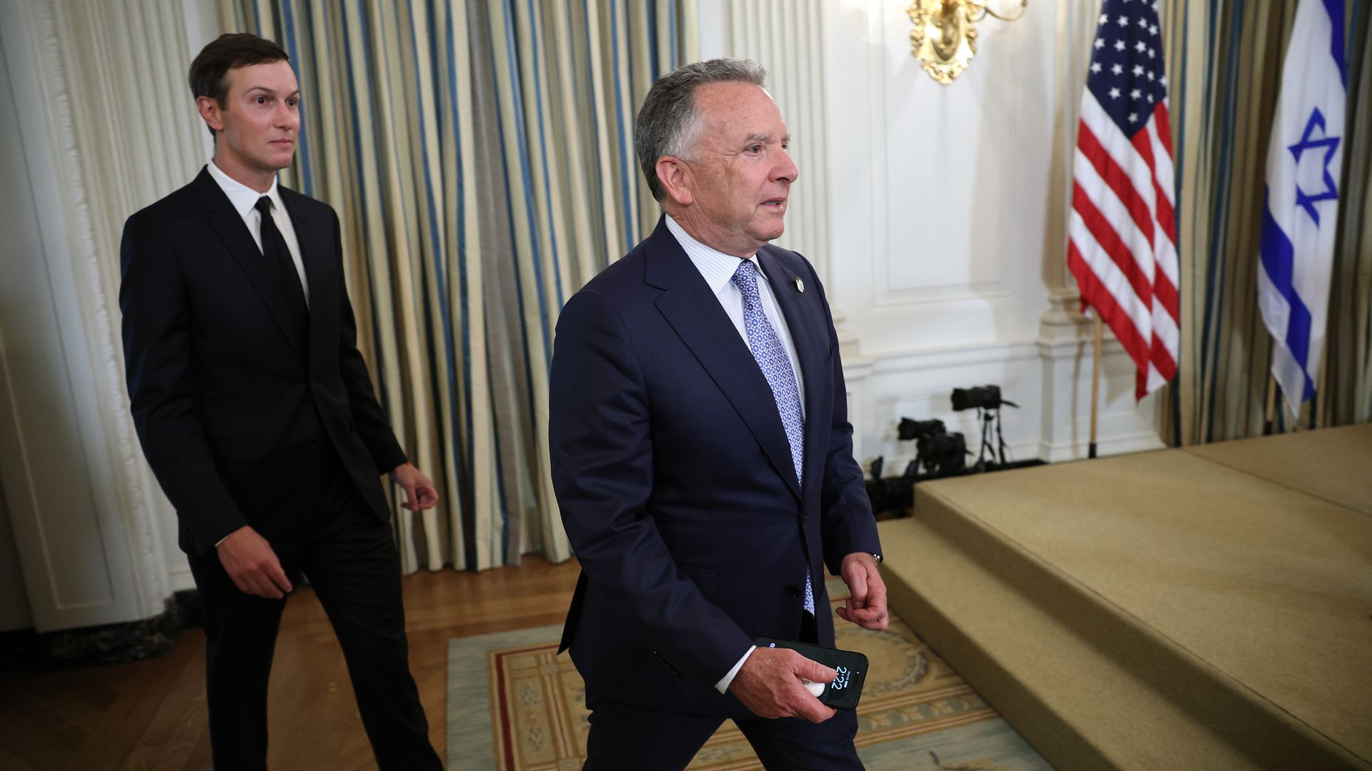 Takım elbiseli yürüyen adamlar