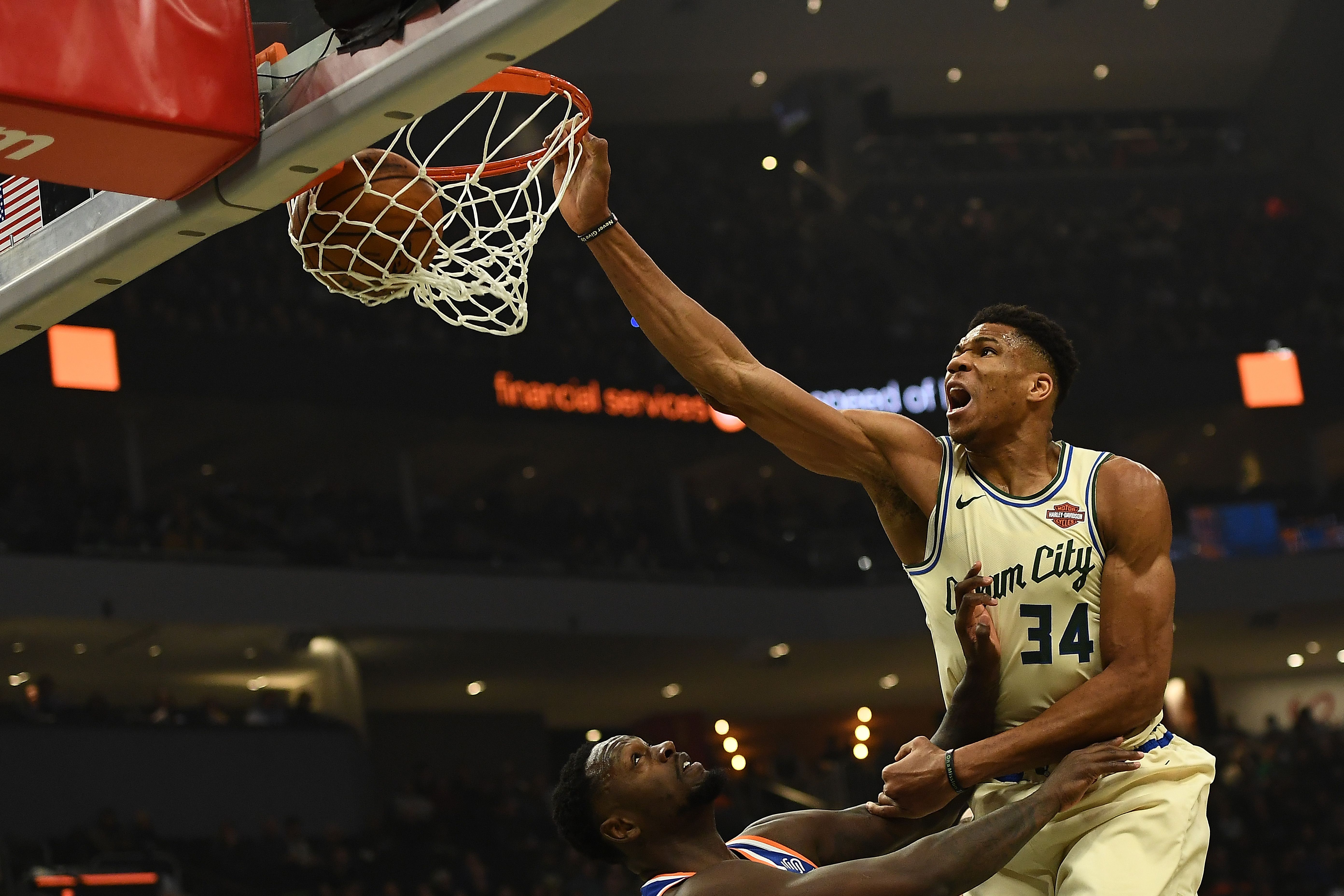 Giannis dunking