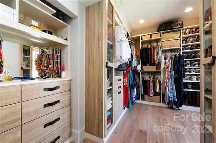 2209 Sherwood Ave. closet