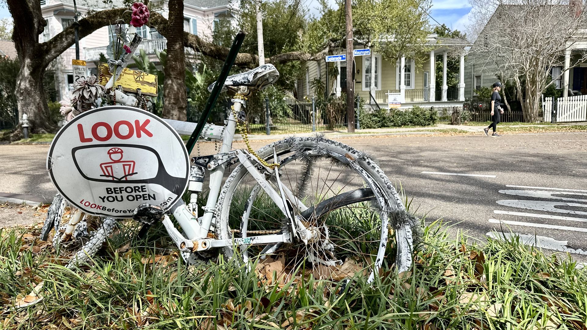 Photo shows a white "ghost" bike on the neutral  ground on Esplanade Avenue.