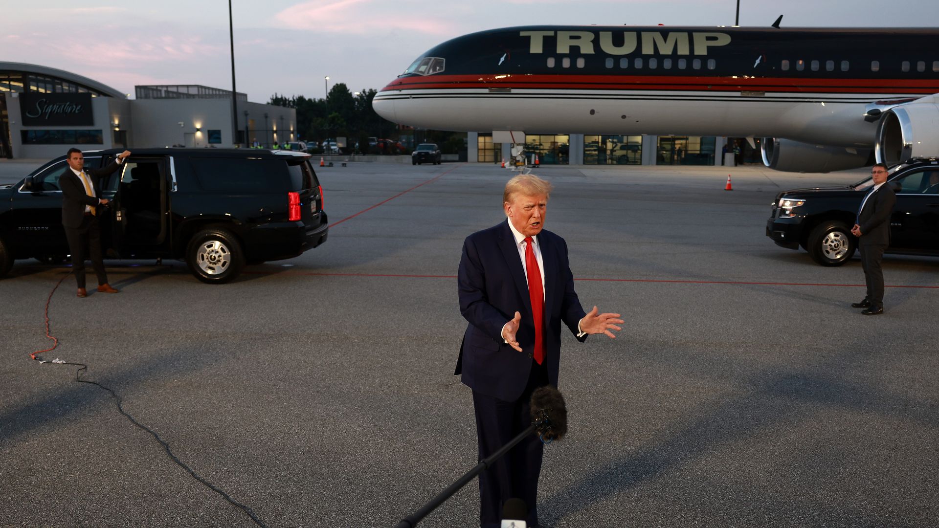  Former U.S. President Donald Trump speaks to the media at Atlanta Hartsfield-Jackson International Airport after surrendering at the Fulton County jail on August 24, 2023 in Atlanta, Georgia.
