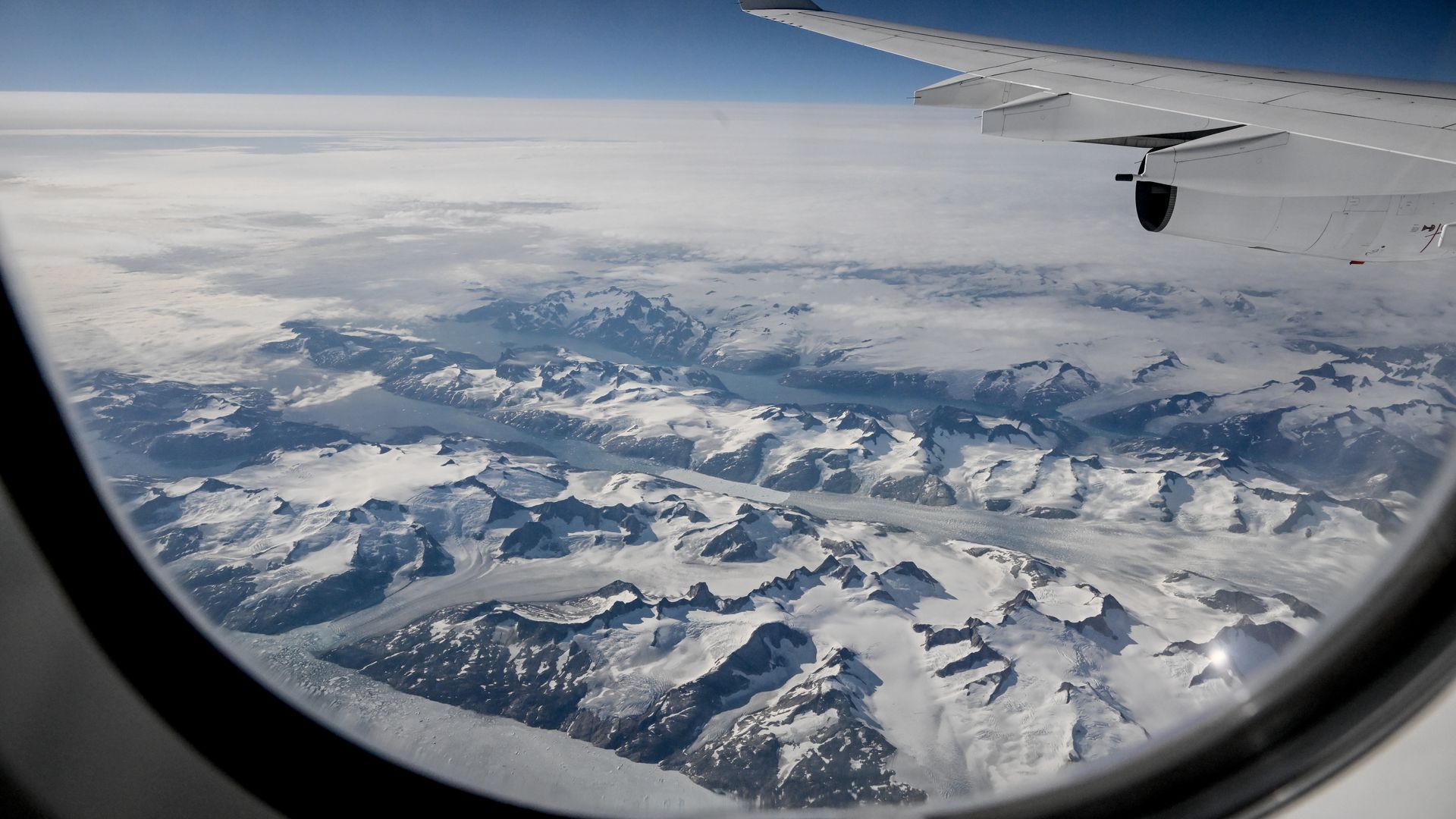 Ice covered fjords and mountain landscapes on Greenland on Aug. 5. Photo: Britta Pedersen/picture alliance via Getty Images)