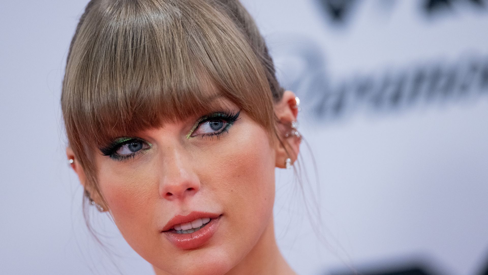 The new album by US singer Taylor Swift is breaking all records.