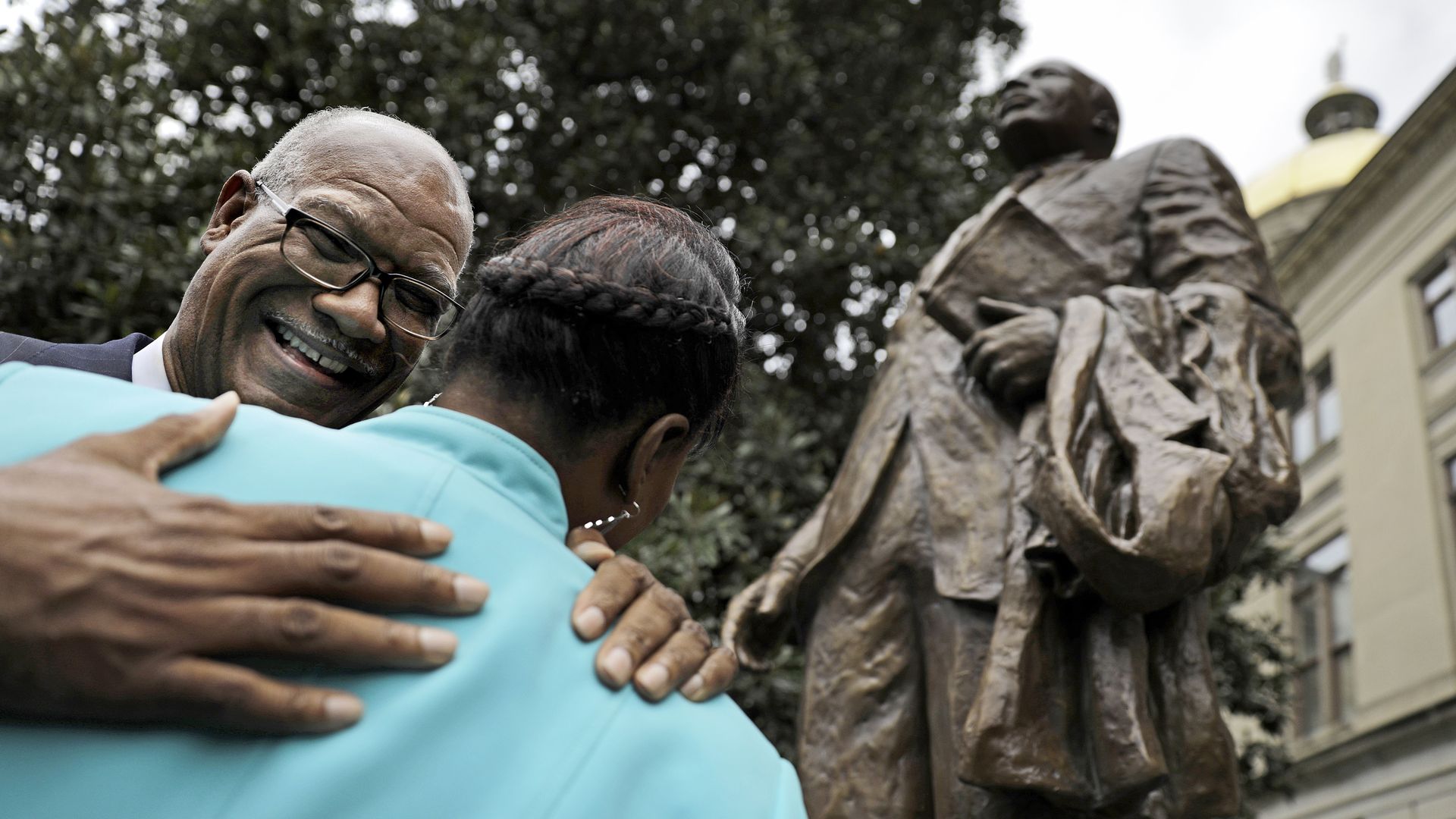 Calvin smyre hugs Bernice King