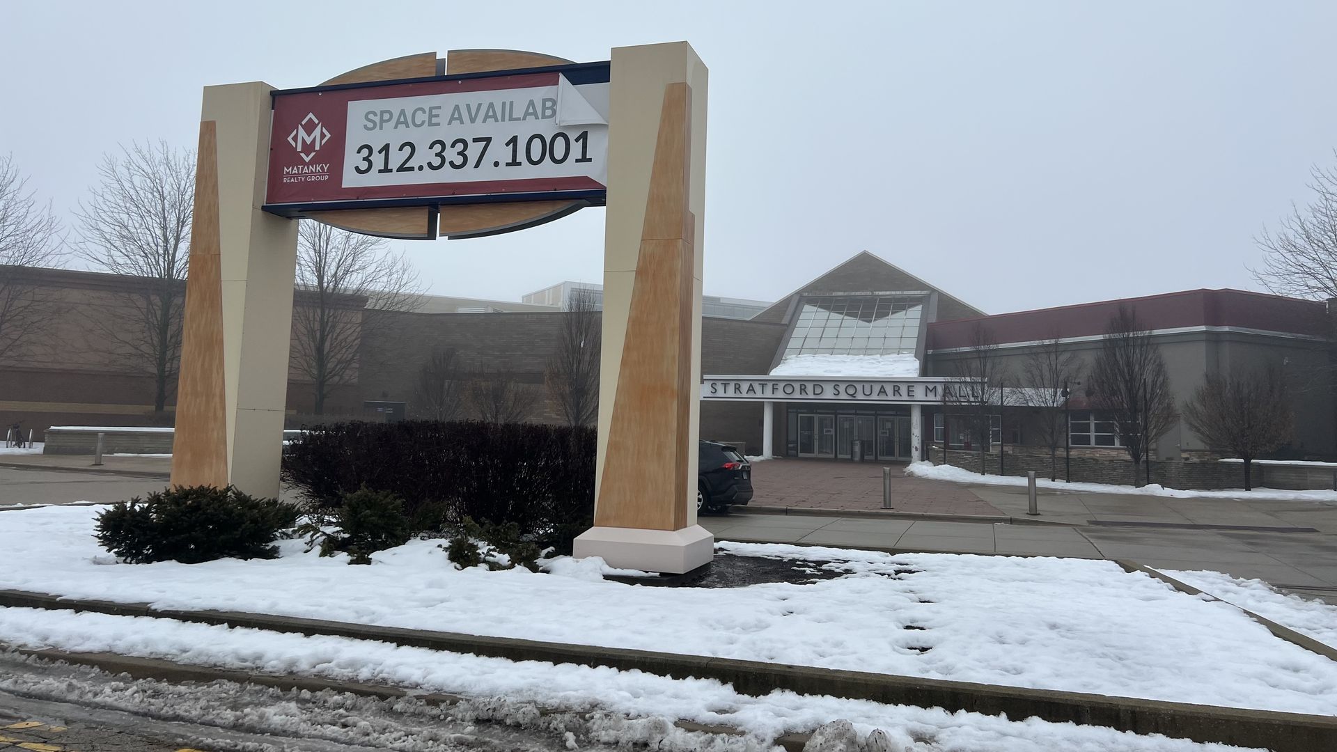 Photo of a space available sign outside a mall