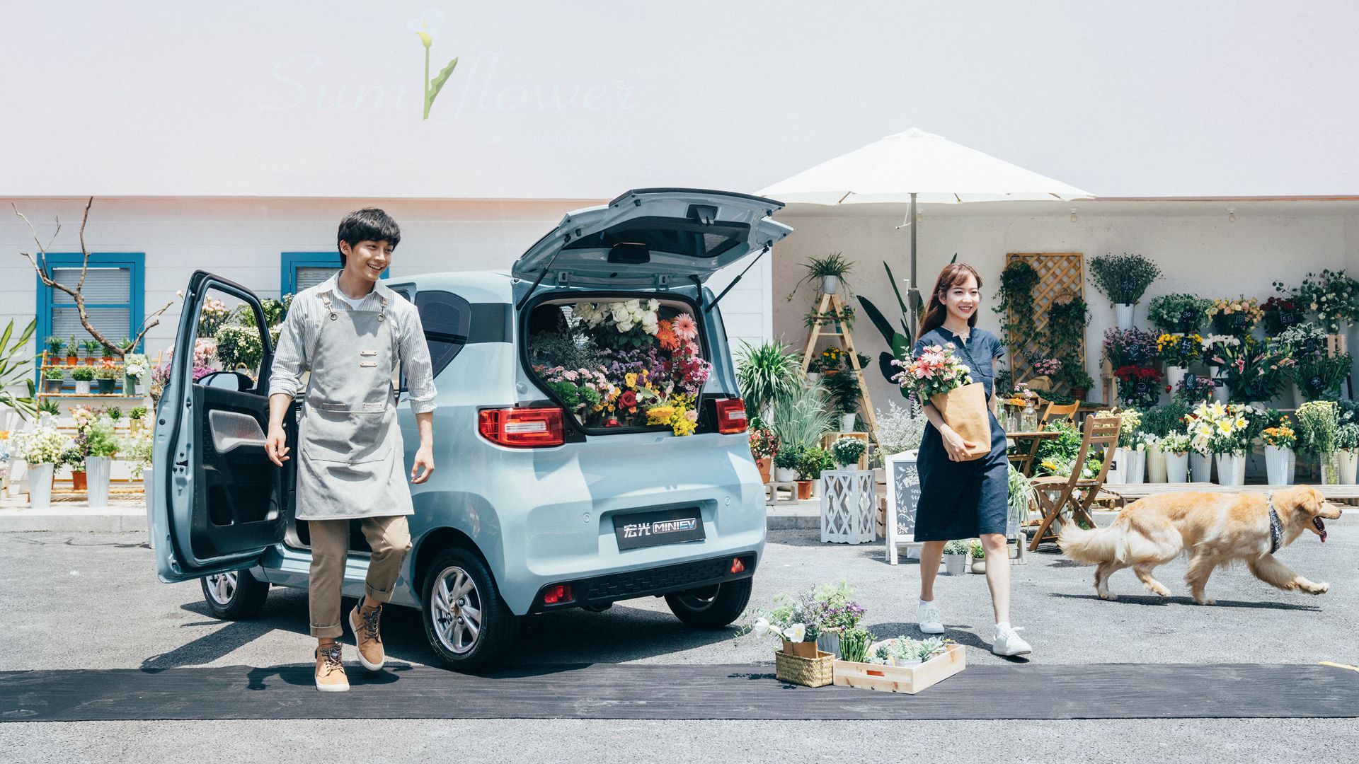 Picture of the Wuling Hong Guang MINI EV filled with flowers