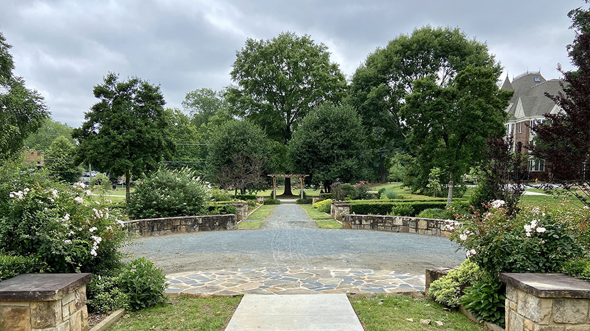 The eastern side of Independence Park as you enter off Park Drive. Photo: Ashley Mahoney/Axios