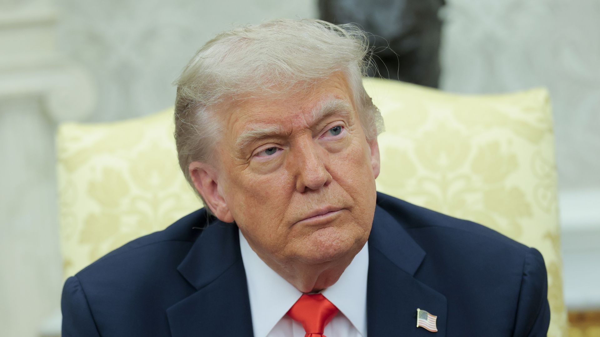 Donald Trump in oval office