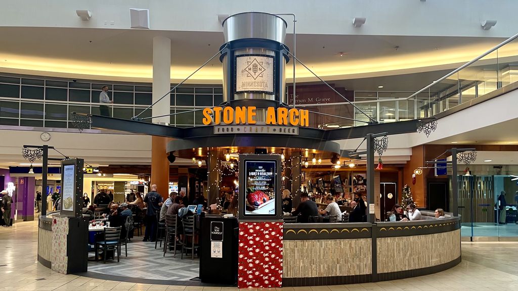 Where to grab a bite to eat at MinneapolisSt. Paul Airport Axios