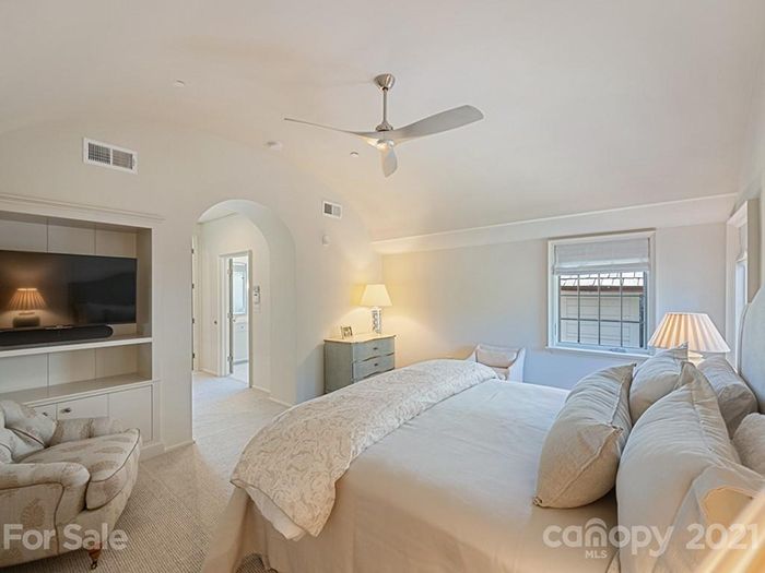 1150 Queens Rd Unit 6 room