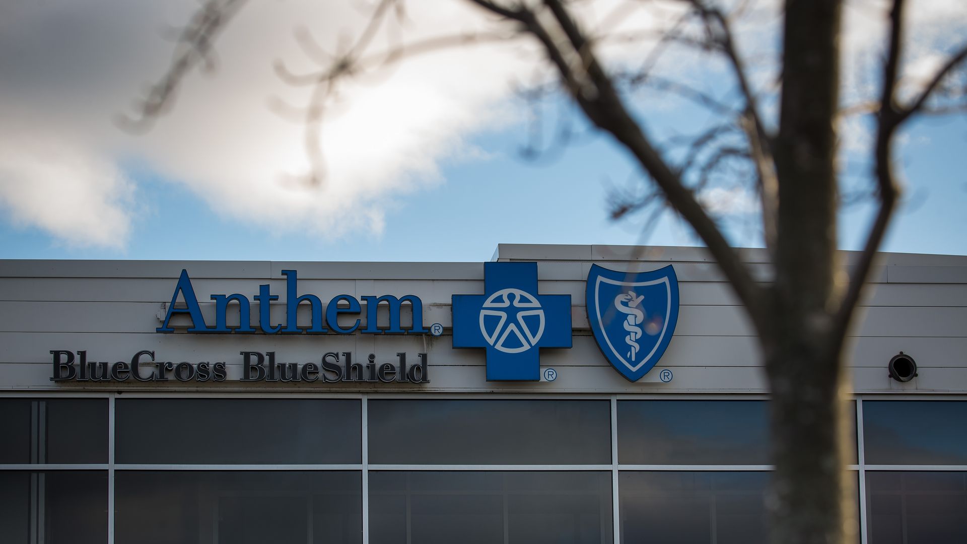 The blue Anthem BlueCross BlueShield logo atop a building.