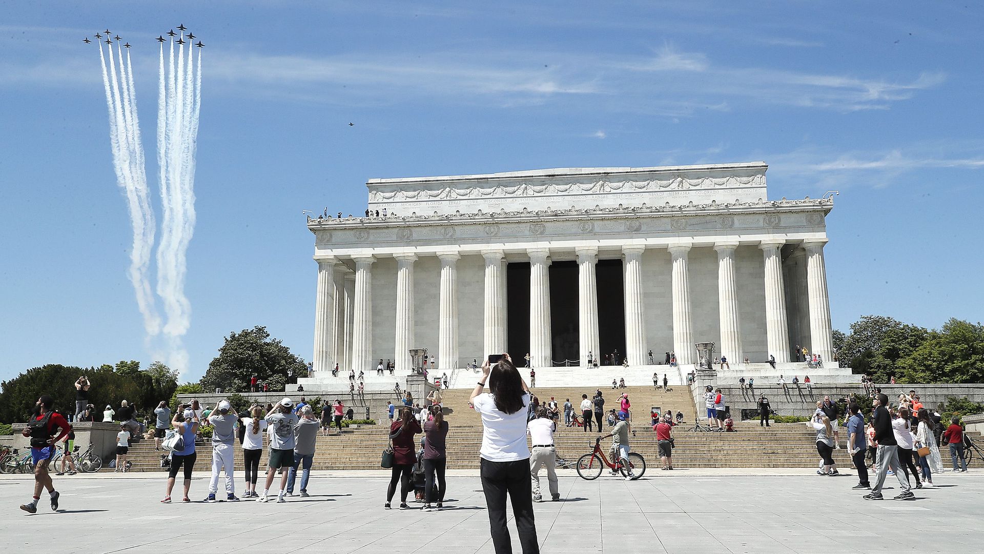 Jets over Lincoln Memorial