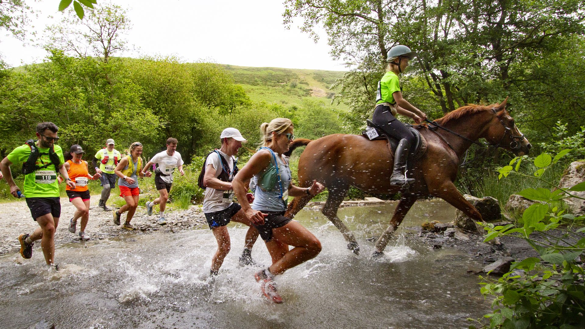 people running vs horse