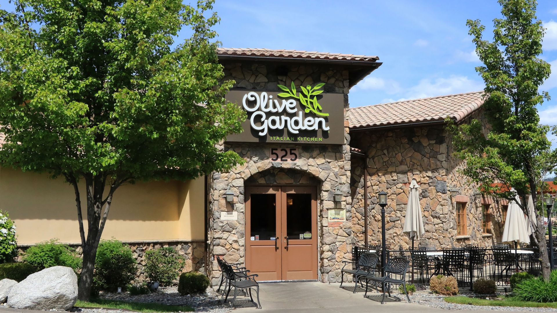 The mostly brick exterior of an Olive Garden restaurant
