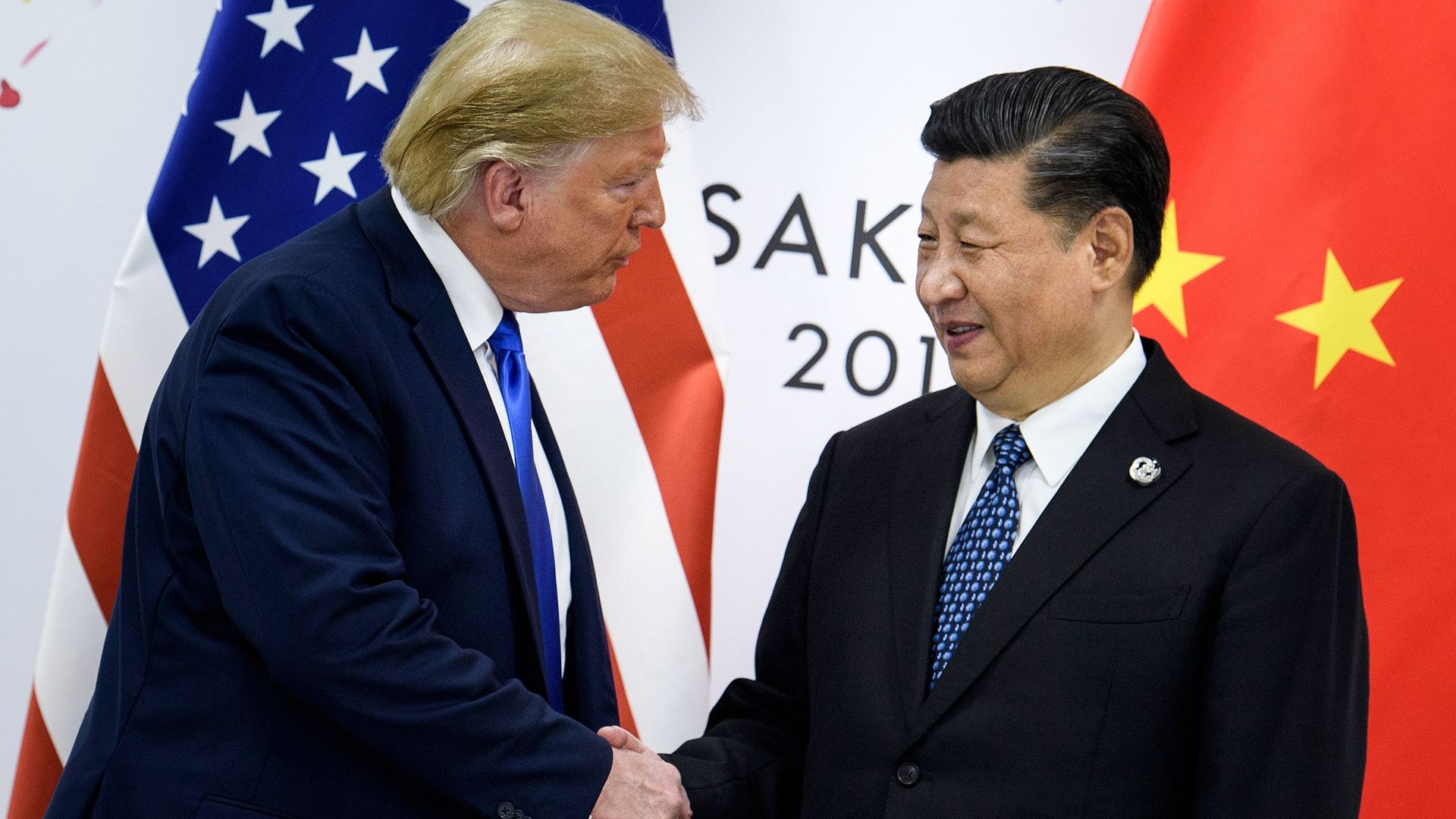 Trump shakes XI hand