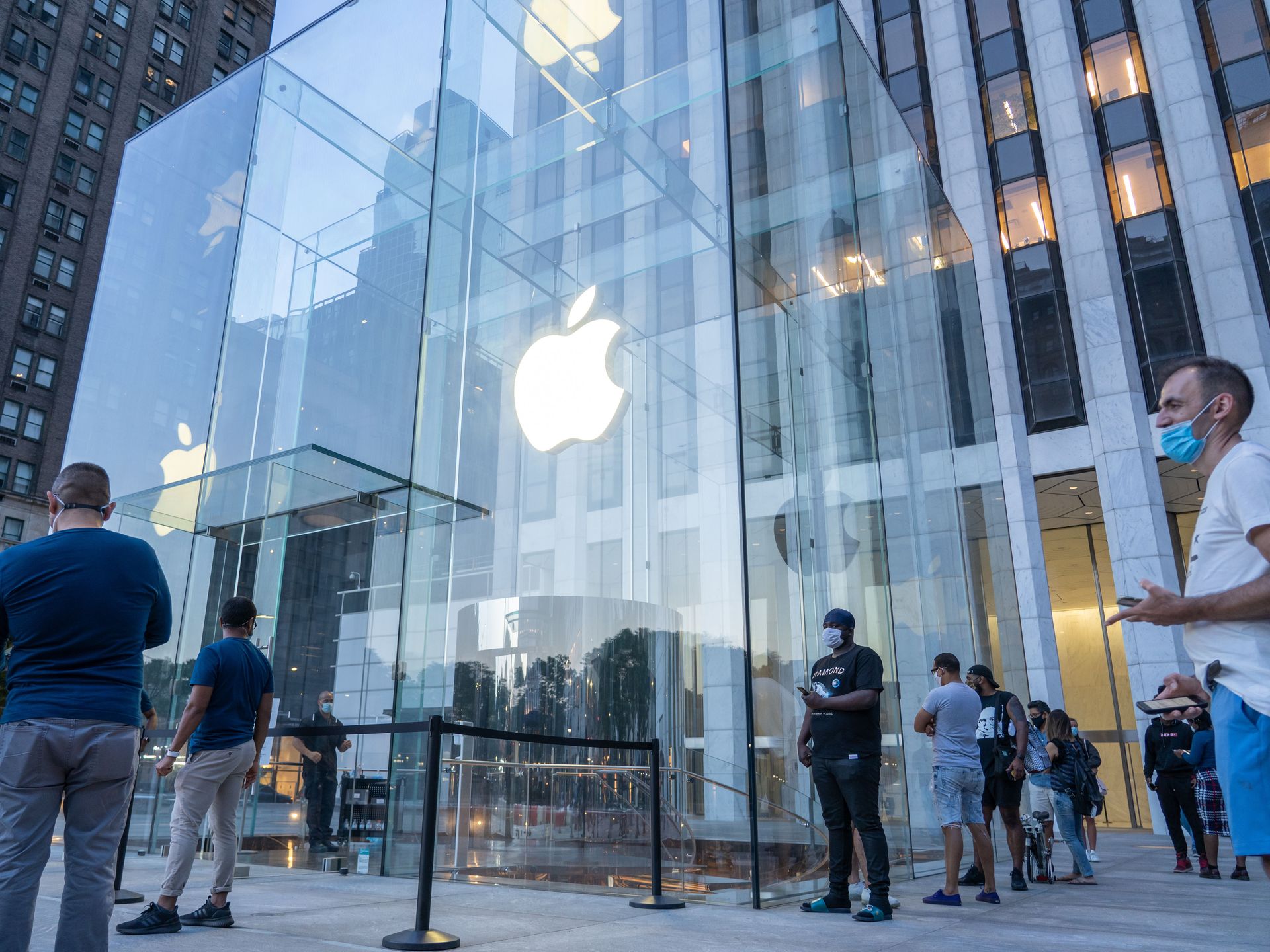 Apple Stores Close in New York City Due to Raging COVID-19 Cases