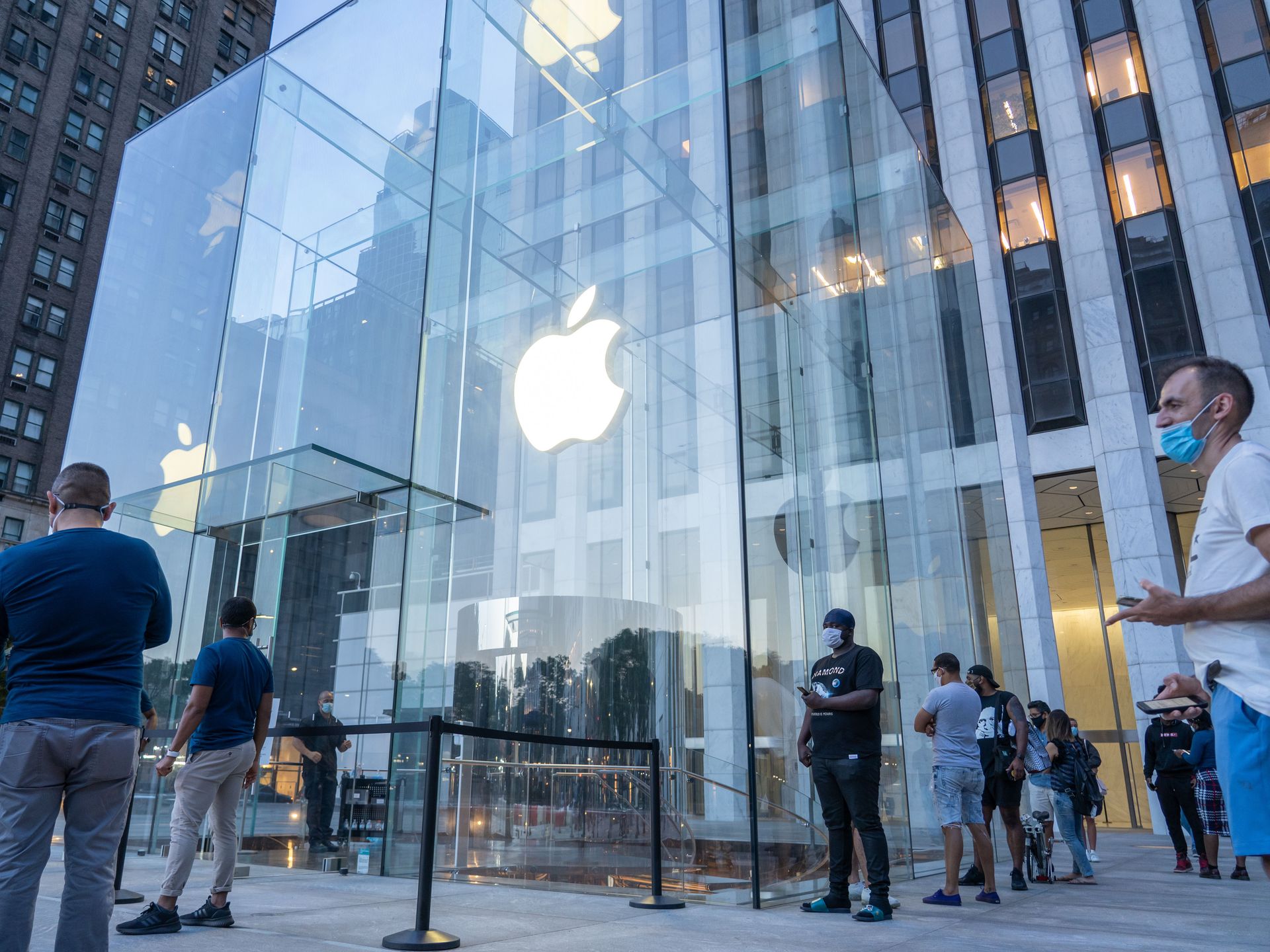 Apple not allowing shoppers in NYC retail store amid new COVID surge