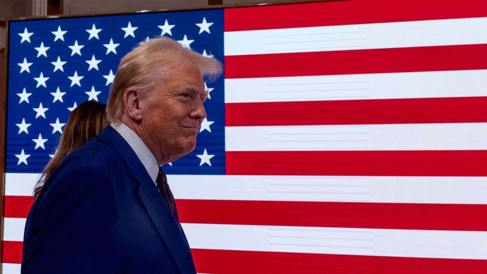 Trump in front of US flag