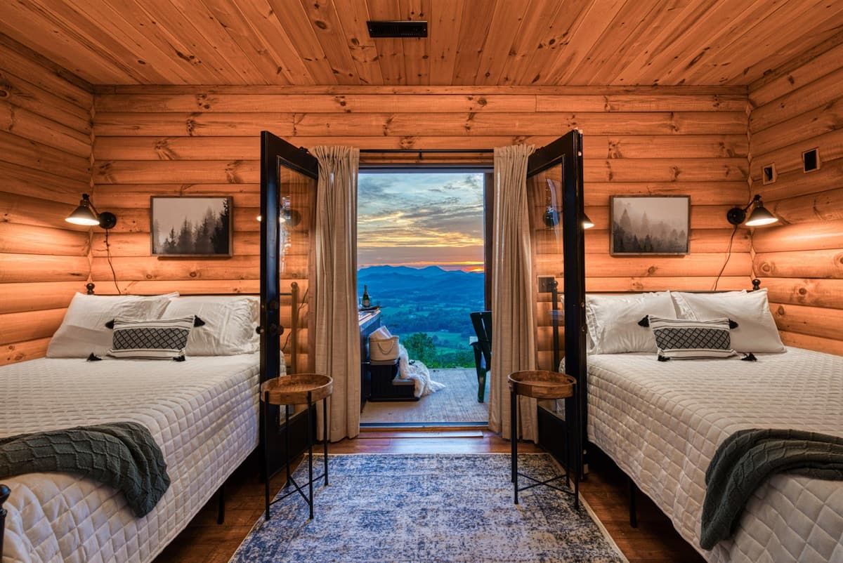 Luxury mountain house for large groups bedroom