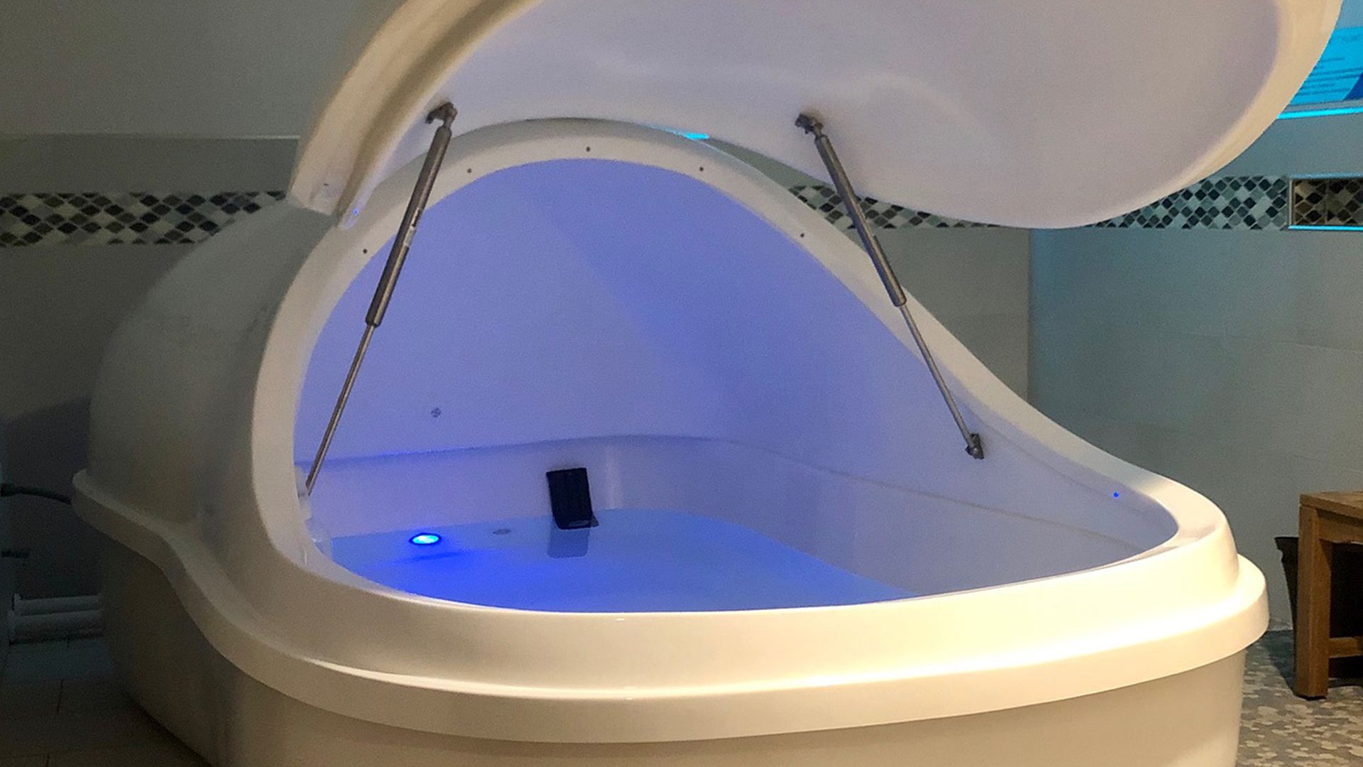 Go Inside New Float Spa Allows Guests To Float Naked Inside A Pitch Black Dark Pod For 60 5776